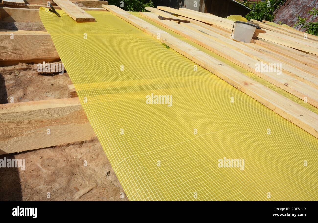 Costruzione di tetti con isolamento del tetto e membrana impermeabile. Foto Stock