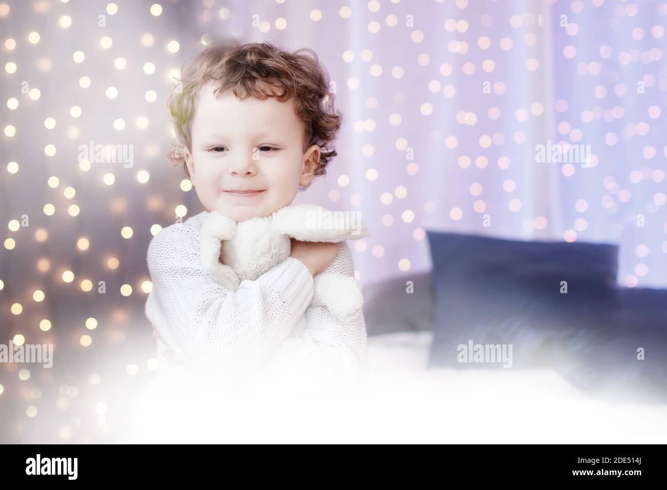 Ritratto di simpatico ragazzino in attesa di Babbo Natale Foto Stock