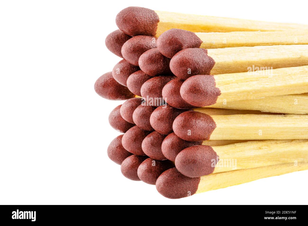 Una pila di partite con teste rosse disposte in cerchio, isolate su sfondo bianco. Foto Stock