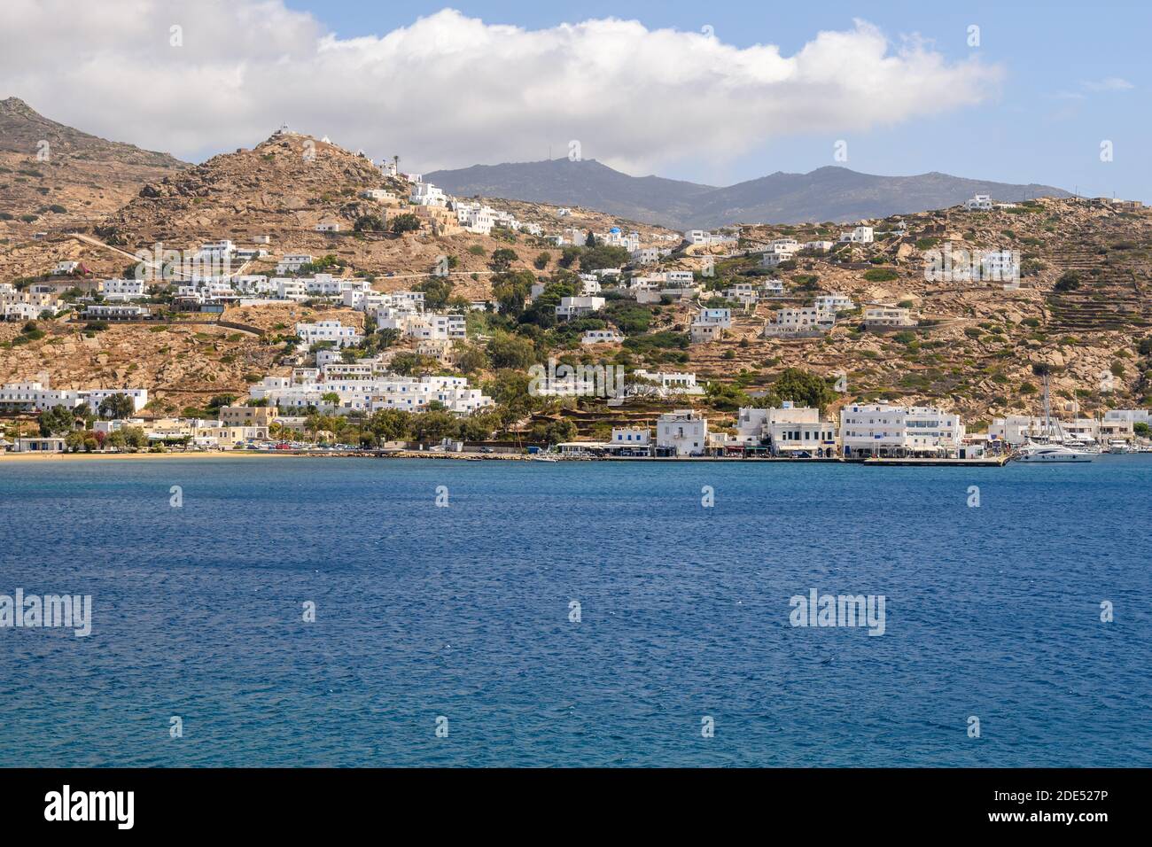 Isola di iOS in Grecia, una famosa destinazione turistica con spiagge dorate e la caratteristica architettura egea. Chora città. Isole CICLADI, Greec Foto Stock