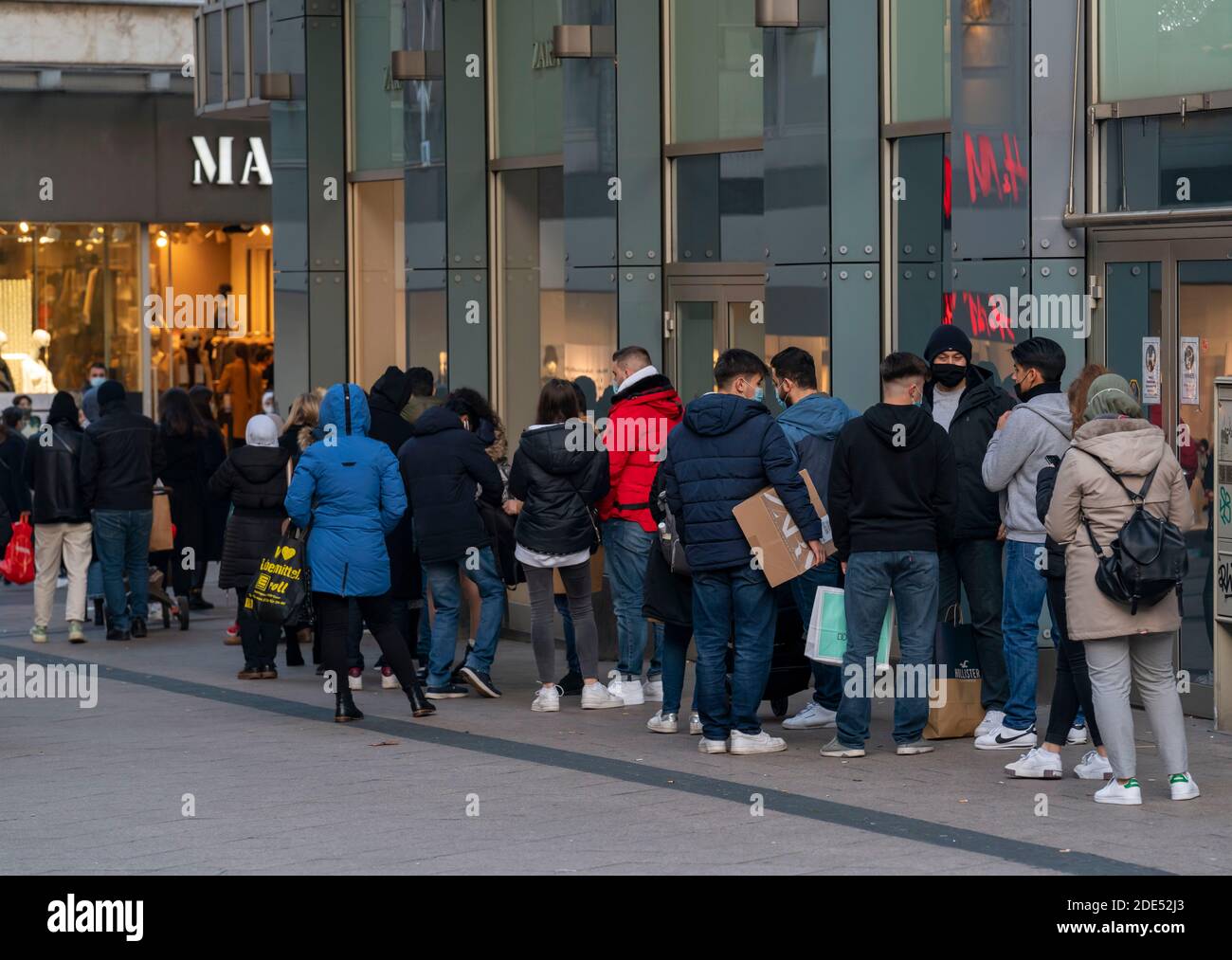 Via dello shopping Limbecker Strasse, lunghe code di fronte ad alcuni negozi, qui una catena di moda, zona pedonale, piena, molte persone shopping, alcuni con ma Foto Stock