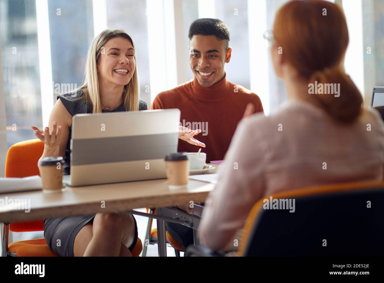 Commissione aziendale che gode di un'intervista in un'atmosfera piacevole con una donna che chiede un posto di lavoro. Persone, lavoro, azienda, business concept. Foto Stock