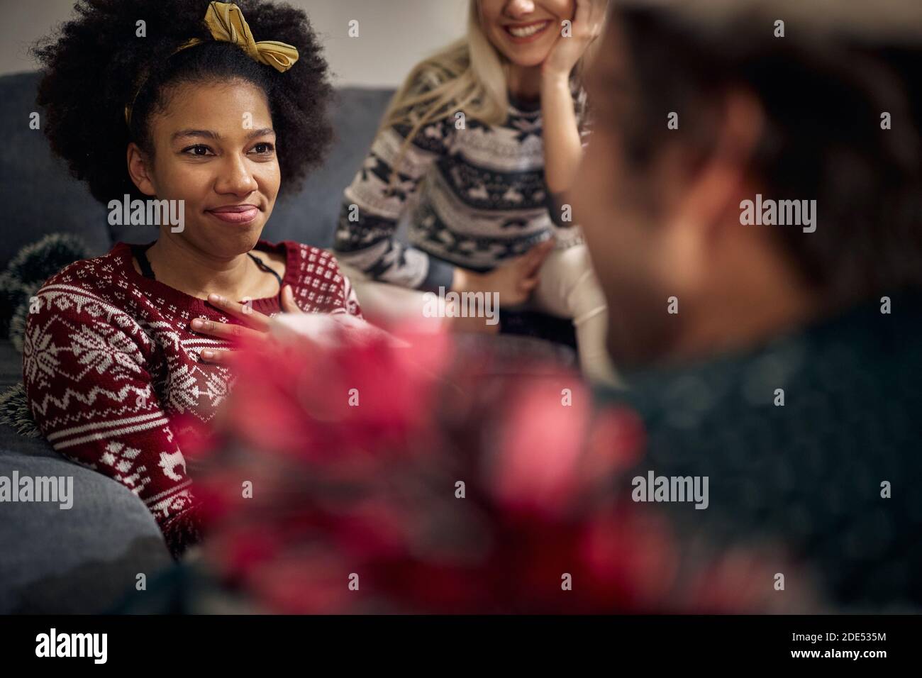 grazie giovane afroamericana che riceve il regalo di natale da amici Foto Stock