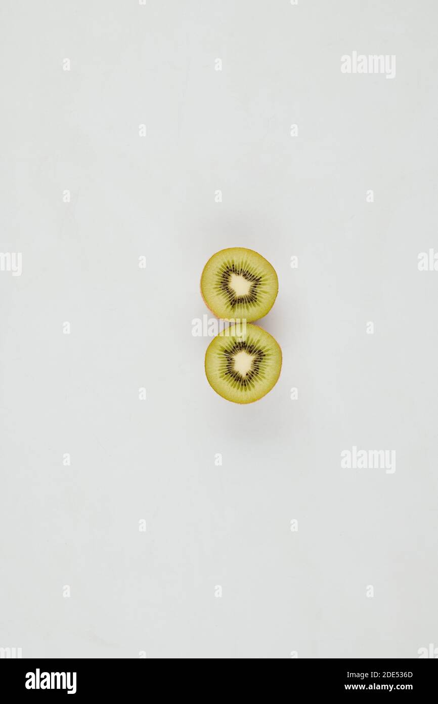 Tagliare la frutta kiwi Foto Stock