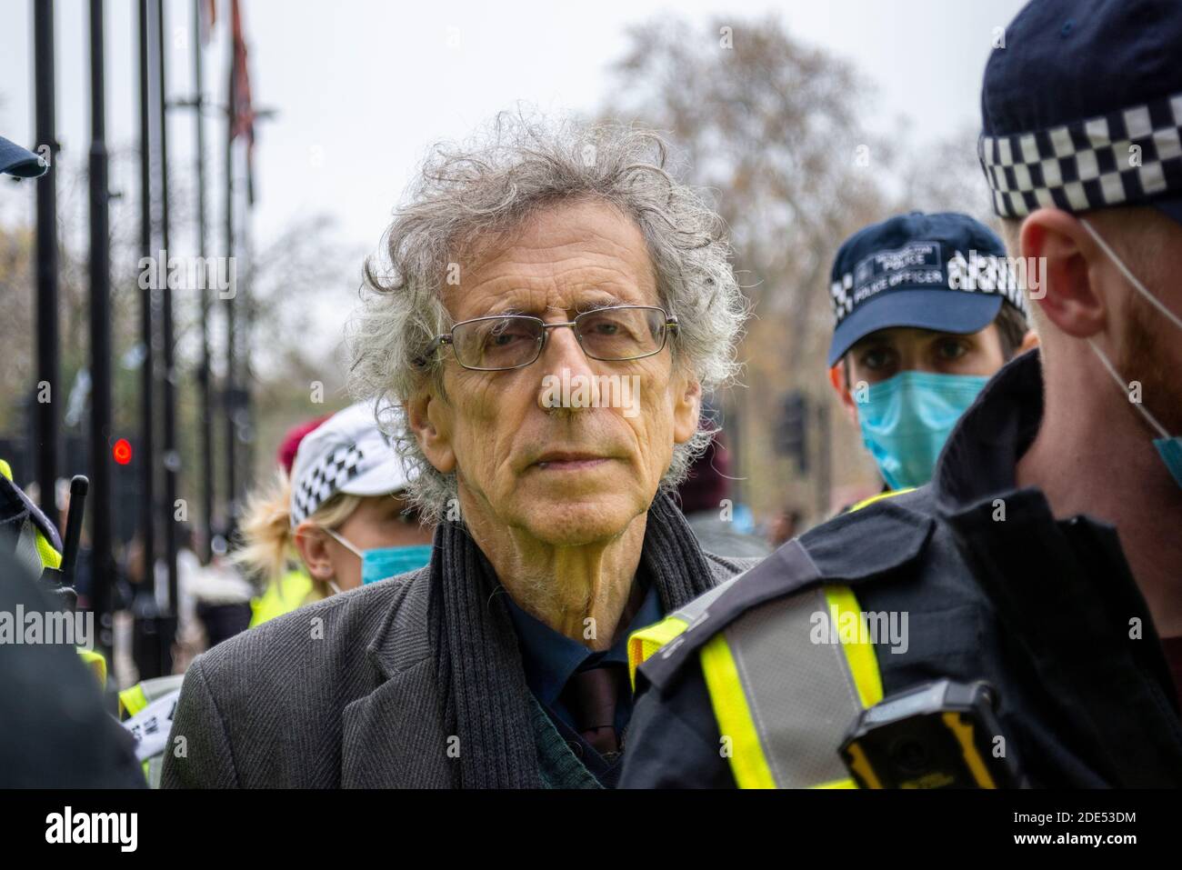 Piers Corbyn guida una marcia anti-blocco protesta a Hyde Park, Londra, Regno Unito, circondato dalla polizia. Senior bianco caucasico maschio. Ufficiale di polizia mascherato Foto Stock