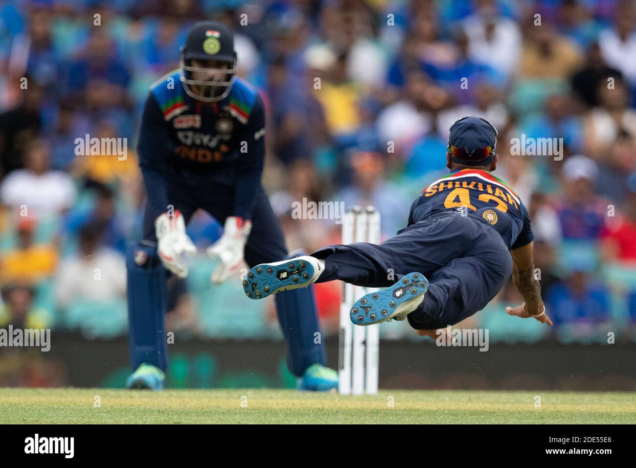 Sydney, Australia. 29 Nov 2020. Shikhar Dhawan dell'India tenta una scentratura durante la seconda partita della Dettol serie ODI tra Australia e India a Sydney Cricket Ground, Sydney, Australia, il 29 novembre 2020. Foto di Peter Dovgan. Solo per uso editoriale, è richiesta una licenza per uso commerciale. Nessun utilizzo nelle scommesse, nei giochi o nelle pubblicazioni di un singolo club/campionato/giocatore. Credit: UK Sports Pics Ltd/Alamy Live News Foto Stock