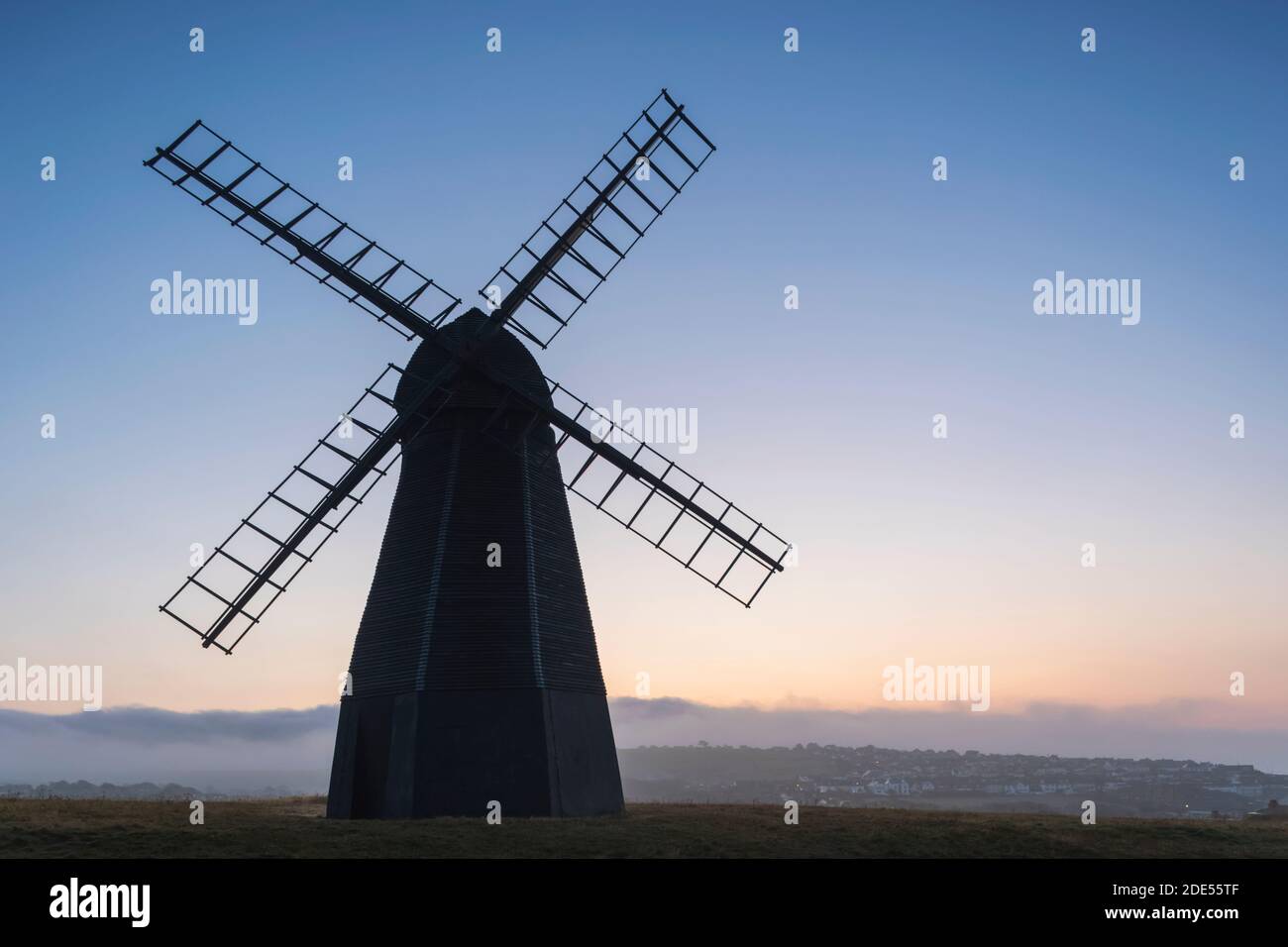Inghilterra, Sussex occidentale, Brighton, Rottingdean, Silhouette di mulino a vento Rottingdean su Beacon Hill all'alba Foto Stock