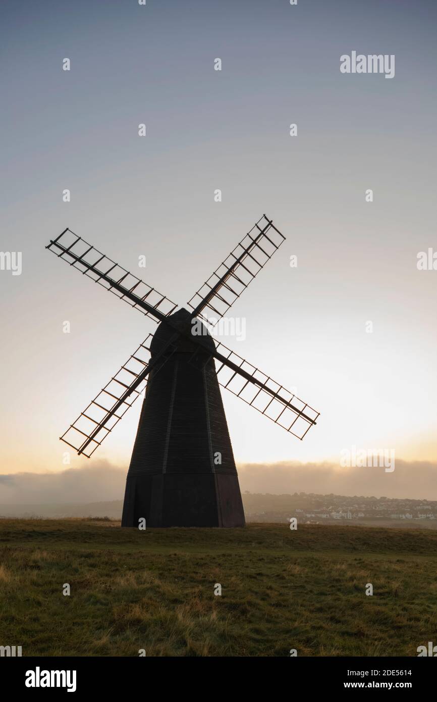 Inghilterra, Sussex occidentale, Brighton, Rottingdean, Silhouette di mulino a vento Rottingdean su Beacon Hill all'alba Foto Stock