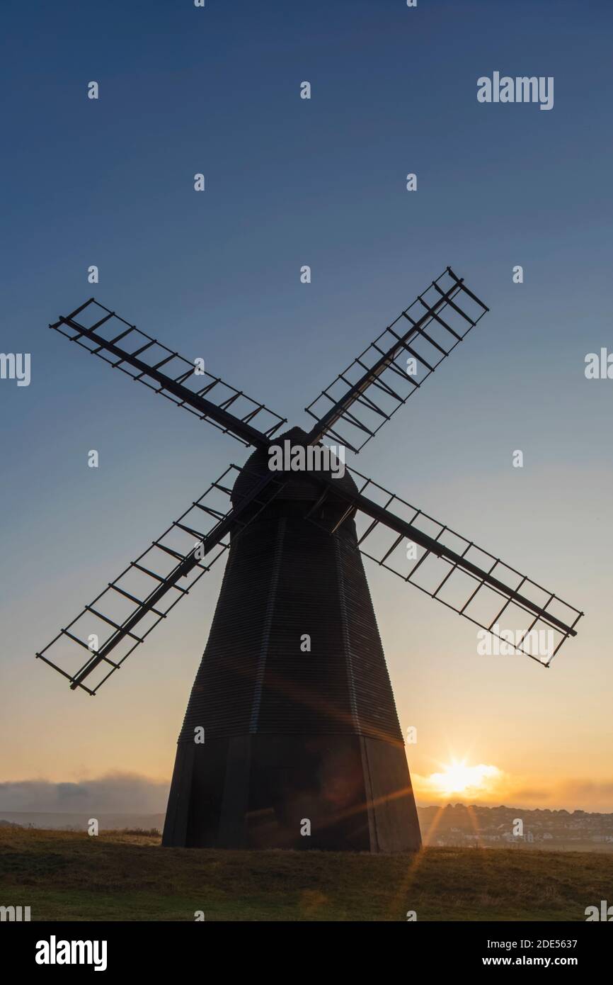 Inghilterra, Sussex occidentale, Brighton, Rottingdean, Silhouette di mulino a vento Rottingdean su Beacon Hill all'alba Foto Stock