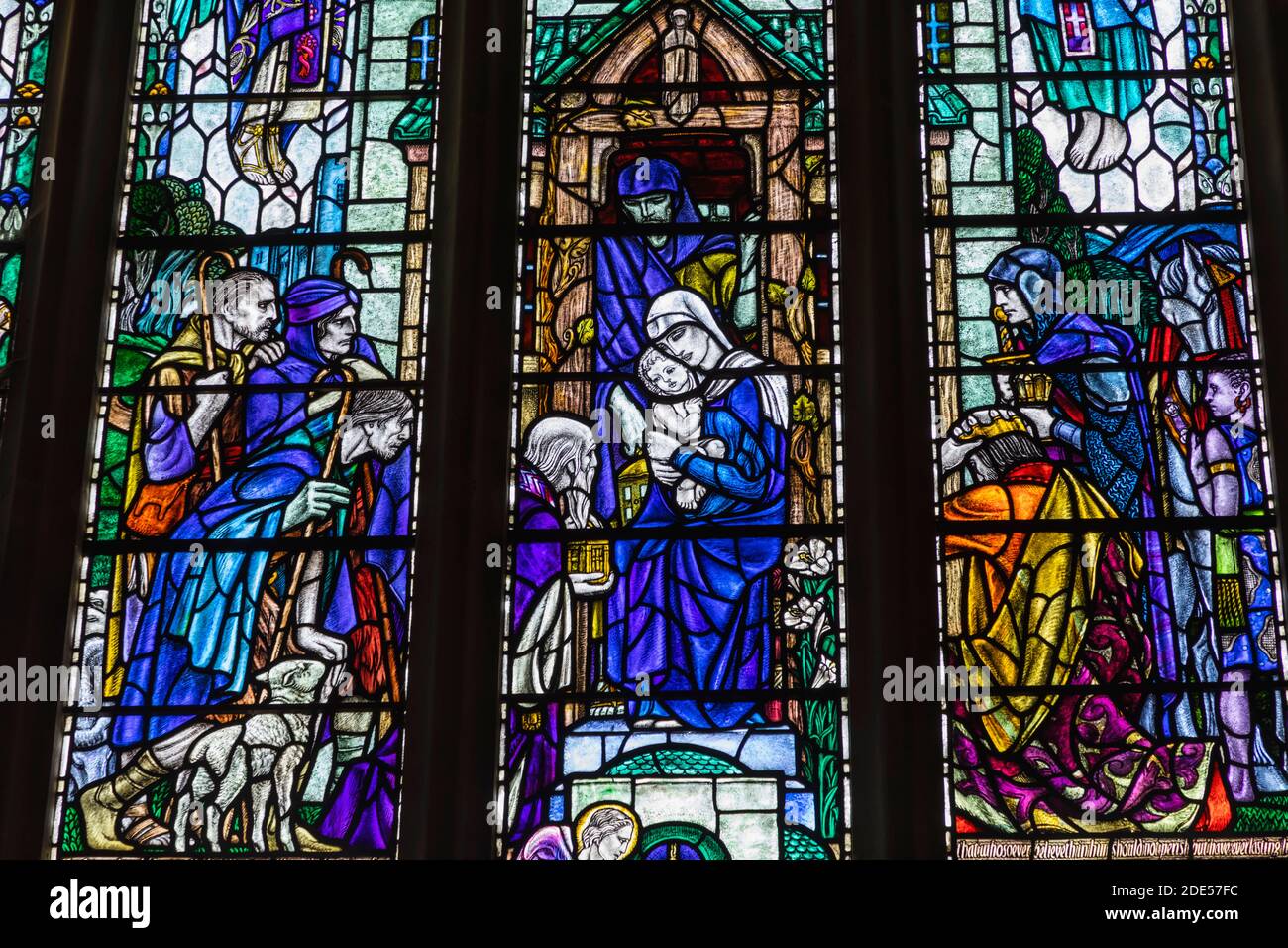Inghilterra, Sussex orientale, Wichelsea, Chiesa di San Tommaso Martire, vetrate raffiguranti la Vergine Maria e Gesù Bambino Foto Stock