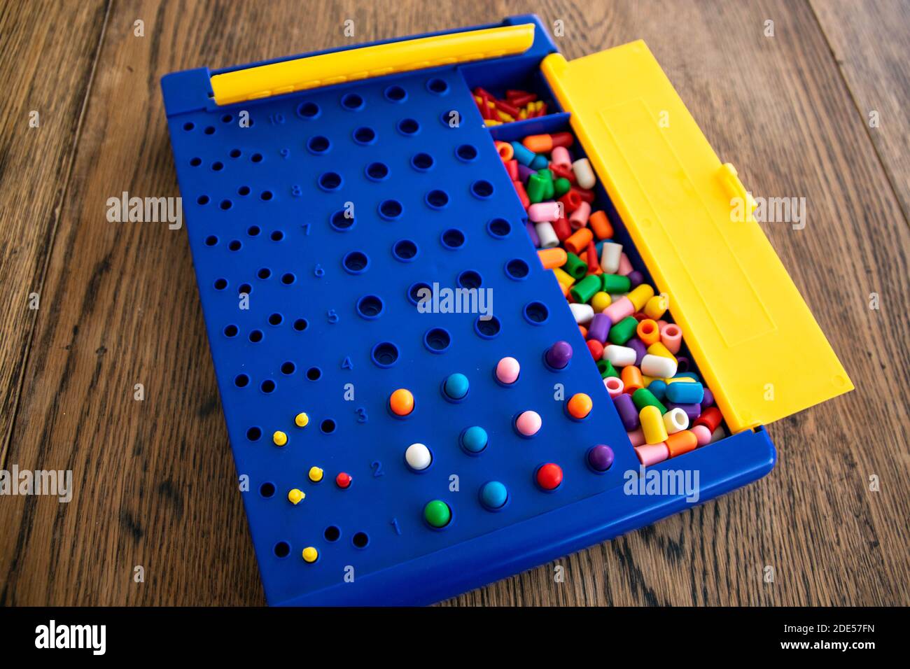 Durham, UK - 20 Nov 2020: Secret Code è una versione più economica del classico gioco da tavolo strategico Mastermind. Un gioco di rottura di codice per due giocatori involv Foto Stock