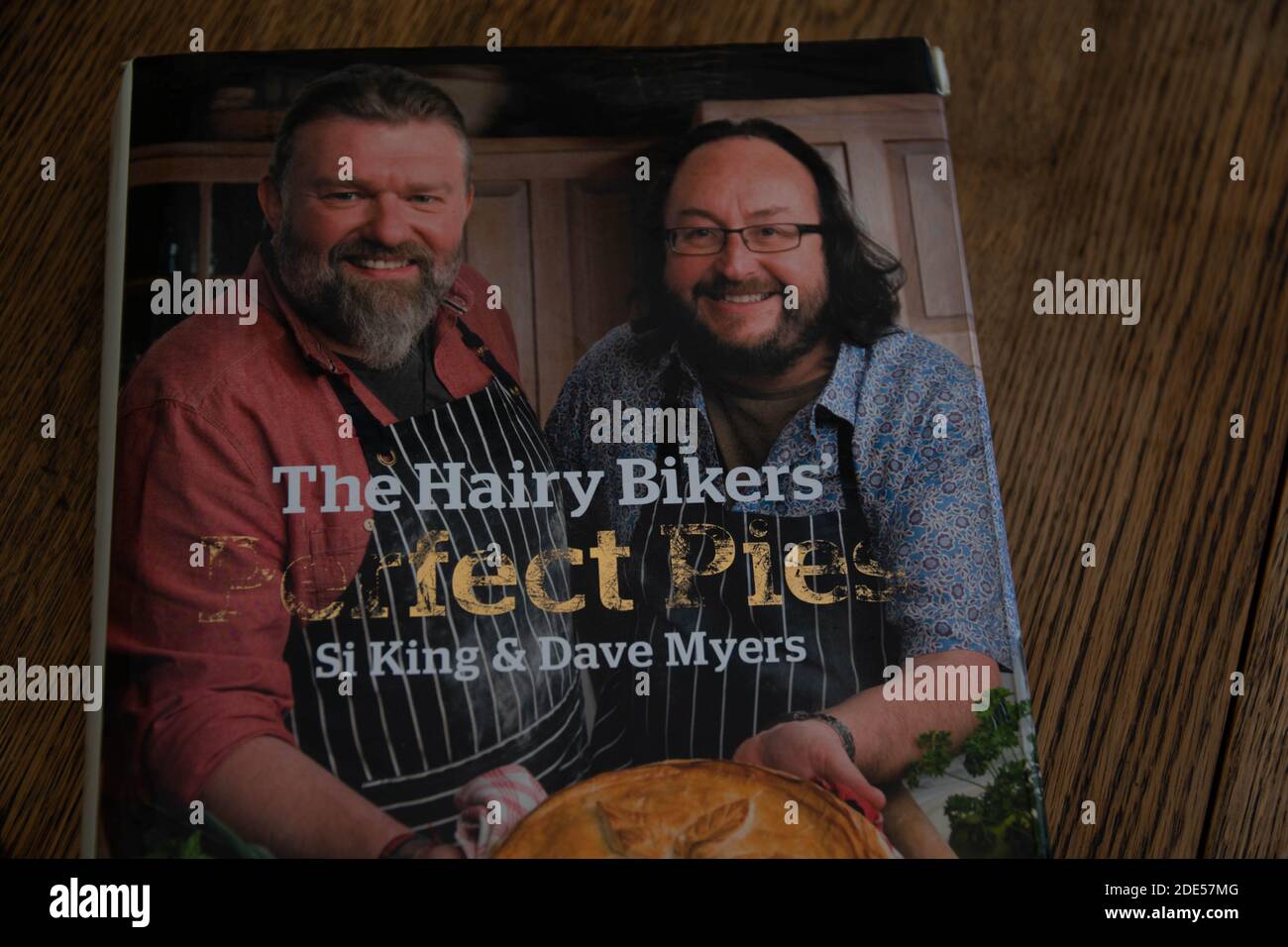 Durham, UK - 20 Nov 2020: Si King e David Myers perfetto Pies libro di cucina da Hairy Bikers. I cuochi delle celebrità insegnano come cucinare i classici del cibo del pub grub vero Foto Stock