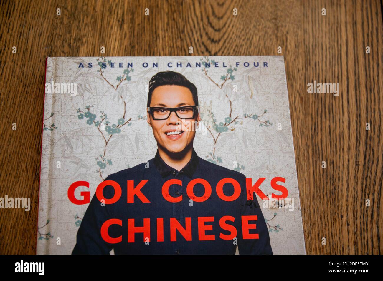 Durham, UK - 20 Nov 2020: GOK WAN Celebrity cookbook - GOK WAN Cooks Cinese. Come si vede sul canale TV 4 - facile da preparare a casa ricette cinesi. Imparare ho Foto Stock