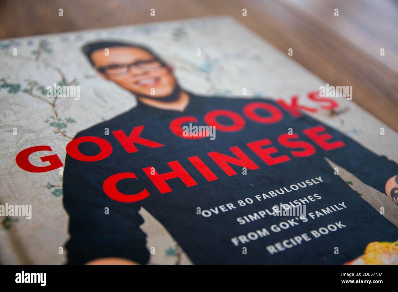 Durham, UK - 20 Nov 2020: GOK WAN Celebrity cookbook - GOK WAN Cooks Cinese. Come si vede sul canale TV 4 - facile da preparare a casa ricette cinesi. Imparare ho Foto Stock