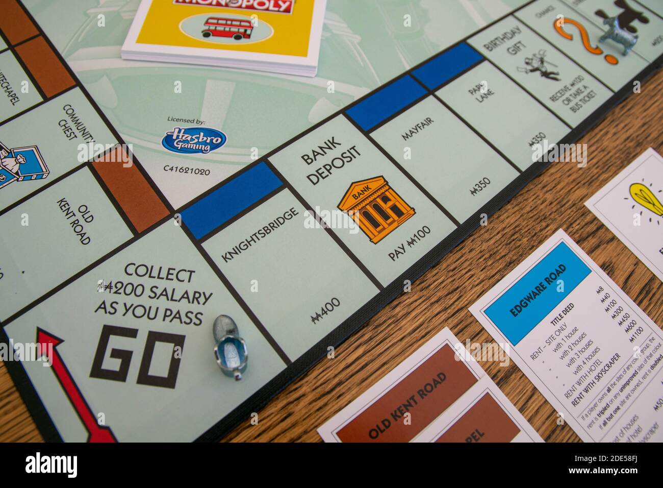 Newley ha rilasciato Mega Edition Monopoly. Nuova torsione sul classico gioco di trading di proprietà fast-dealing (giochi Hasbro). Finanziario, bancario, di acquisto proprio Foto Stock