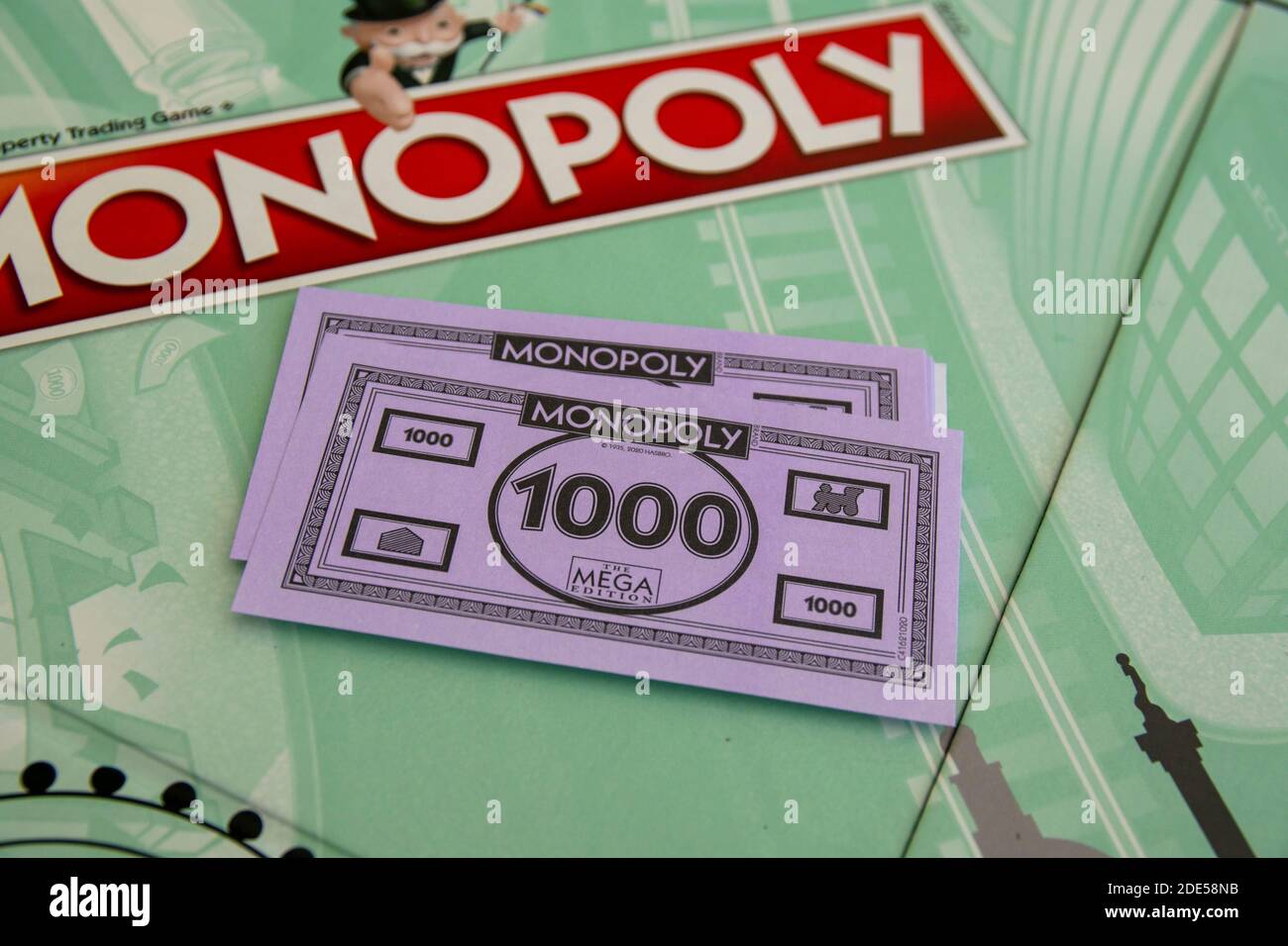 Newley ha rilasciato Mega Edition Monopoly. Nuova torsione sul classico gioco di trading di proprietà fast-dealing (giochi Hasbro). Finanziario, bancario, di acquisto proprio Foto Stock