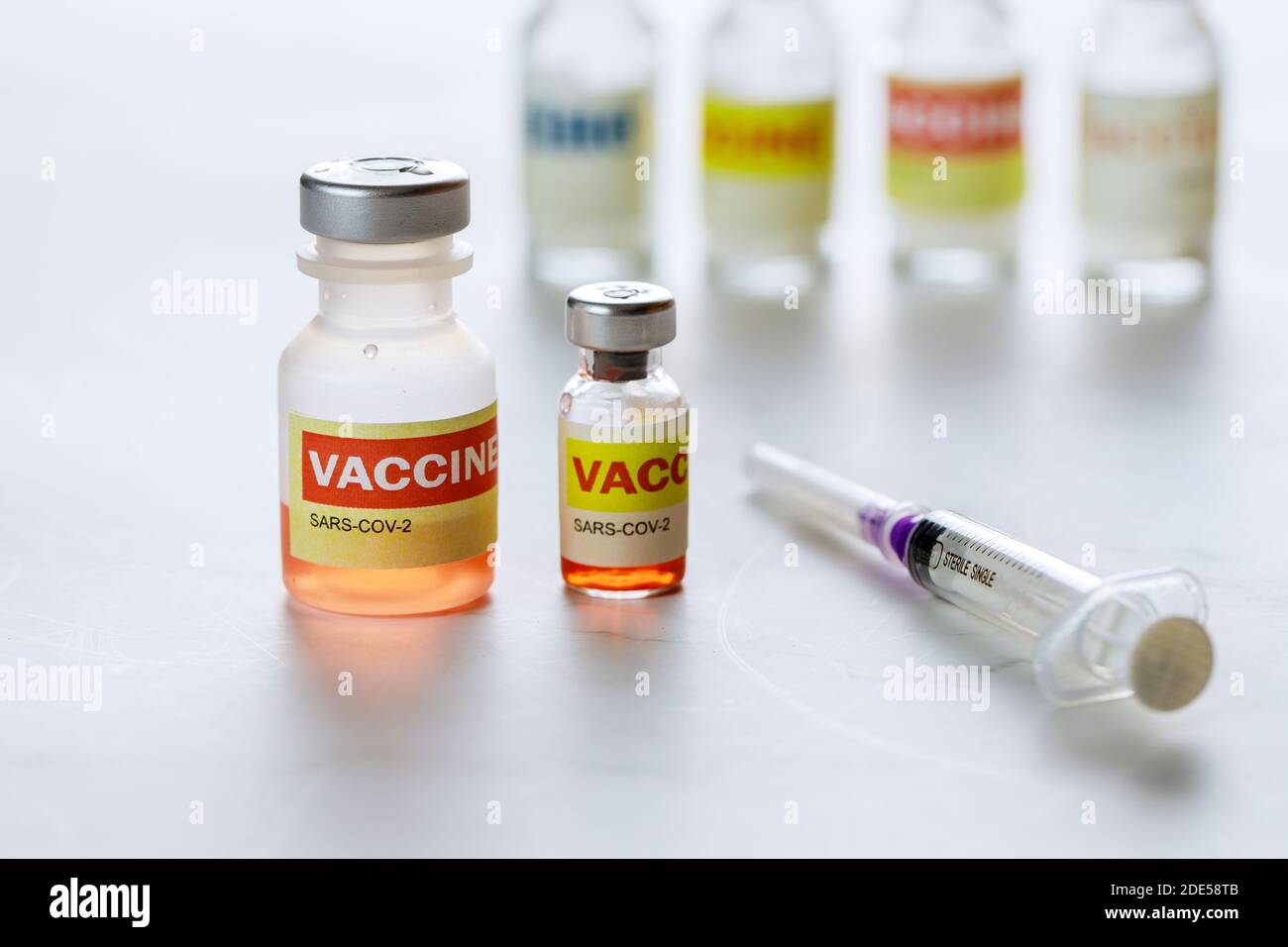 Contenitori di vetro SARS-COV-2 vaccino coronavirus COVID-19 per combattere la pandemia di coronavirus. Foto Stock