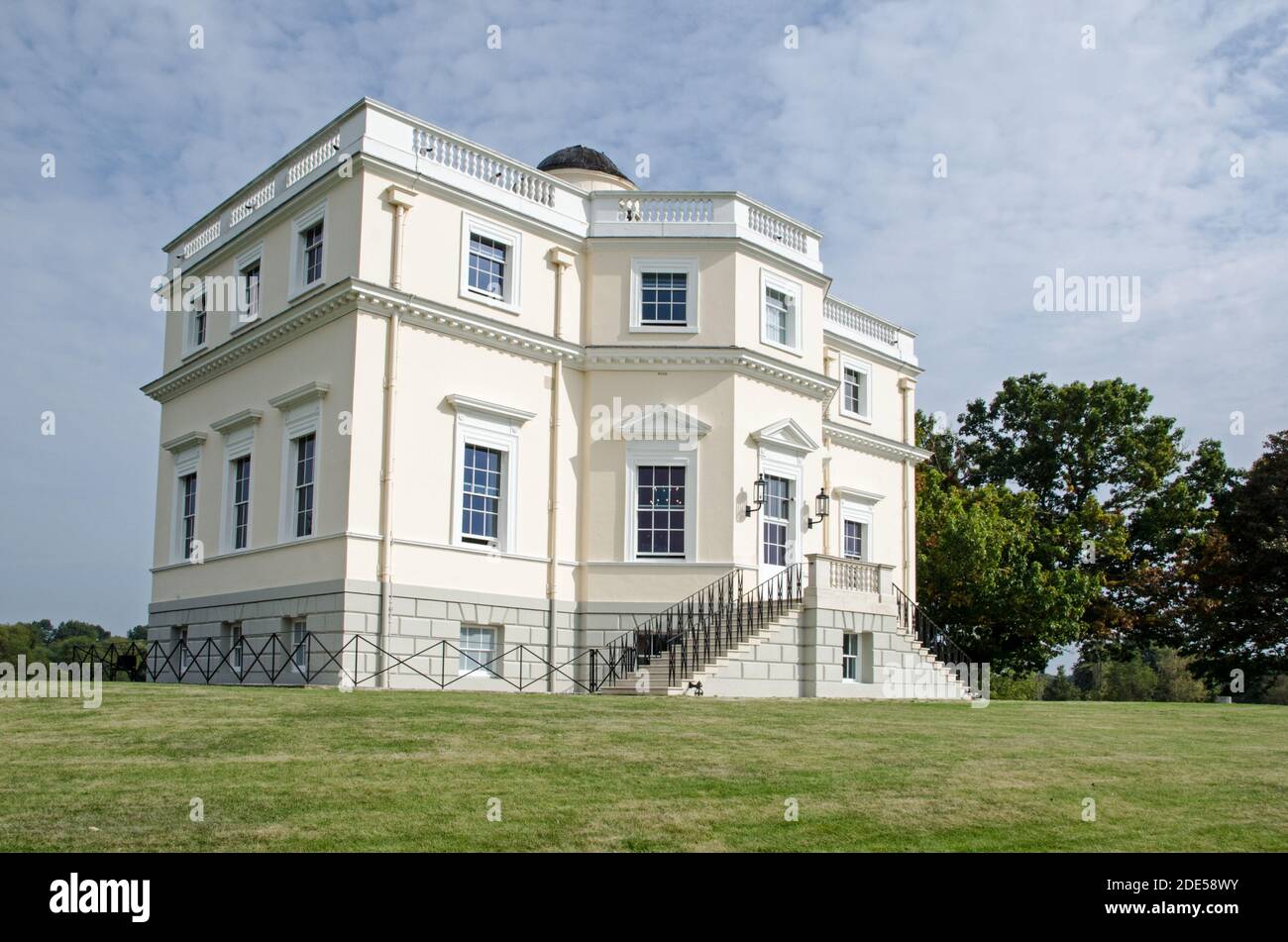 Lo storico Osservatorio del Re costruito per Re Giorgio III nel 1769 nell'Old Deer Park, Richmond upon Thames. Il telescopio in cima è stato usato per guardare t Foto Stock