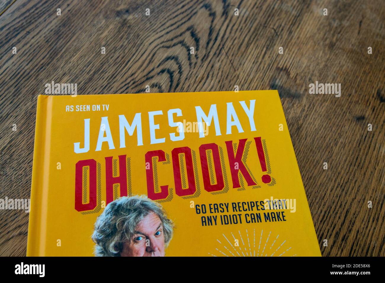 Durham, UK - 17 Nov 2020: James May Oh Cook libro di cucina. Il presentatore di automobile di Top Gear viene chef dilettante, James impara in movimento sul programma televisivo Oh Cook, suc Foto Stock