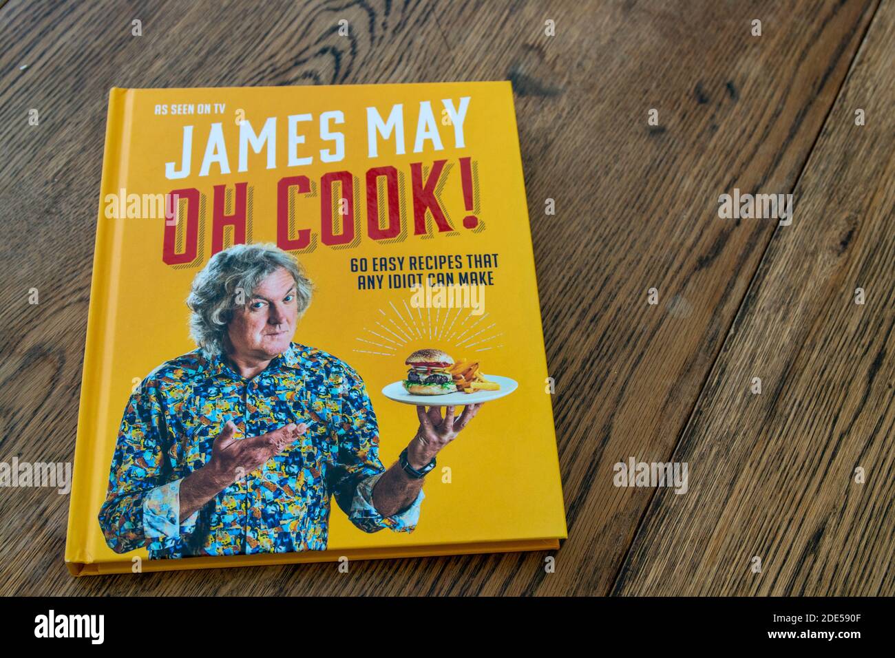 Durham, UK - 17 Nov 2020: James May Oh Cook libro di cucina. Il presentatore di automobile di Top Gear viene chef dilettante, James impara in movimento sul programma televisivo Oh Cook, suc Foto Stock