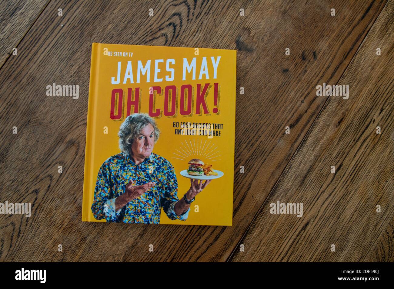 Durham, UK - 17 Nov 2020: James May Oh Cook libro di cucina. Il presentatore di automobile di Top Gear viene chef dilettante, James impara in movimento sul programma televisivo Oh Cook, suc Foto Stock