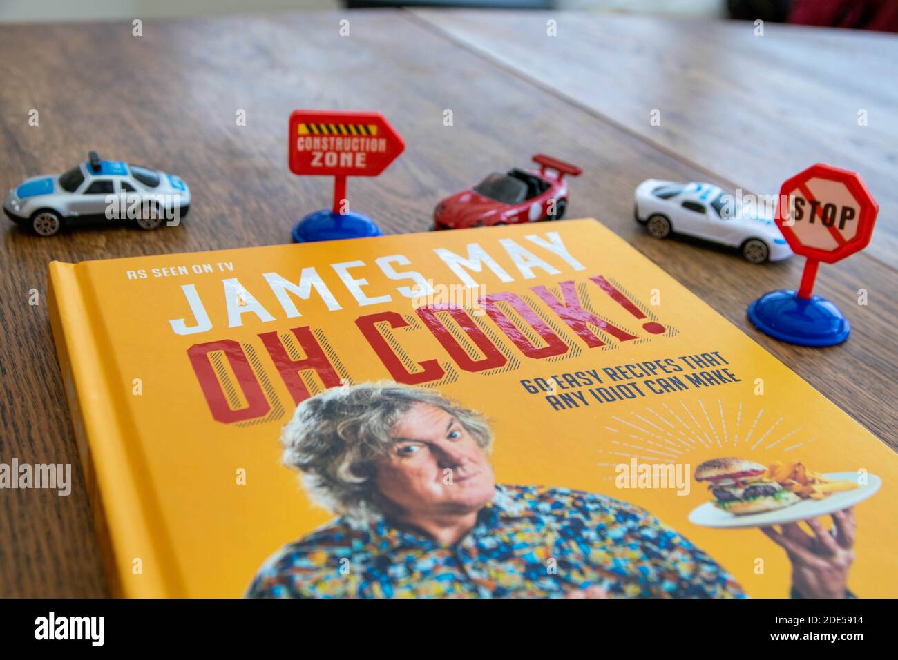 Durham, UK - 17 Nov 2020: James May Oh Cook libro di cucina. Il presentatore di automobile di Top Gear viene chef dilettante, James impara in movimento sul programma televisivo Oh Cook, suc Foto Stock