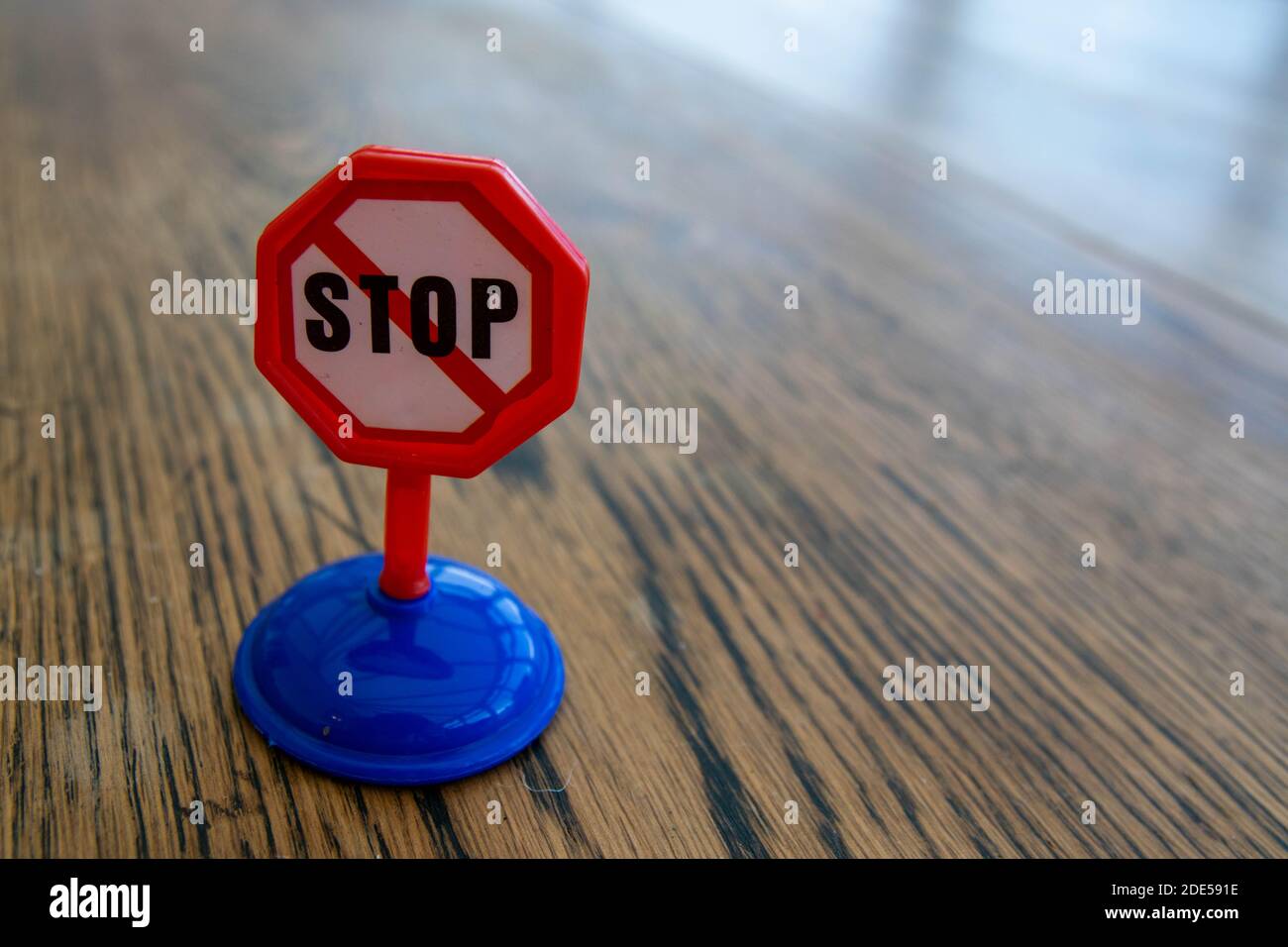 Brady P/P027/EN230/RFL-590X390-1, Cartello Di Sicurezza ISO - Vietato Il Trasporto Di Passeggeri, Laminato