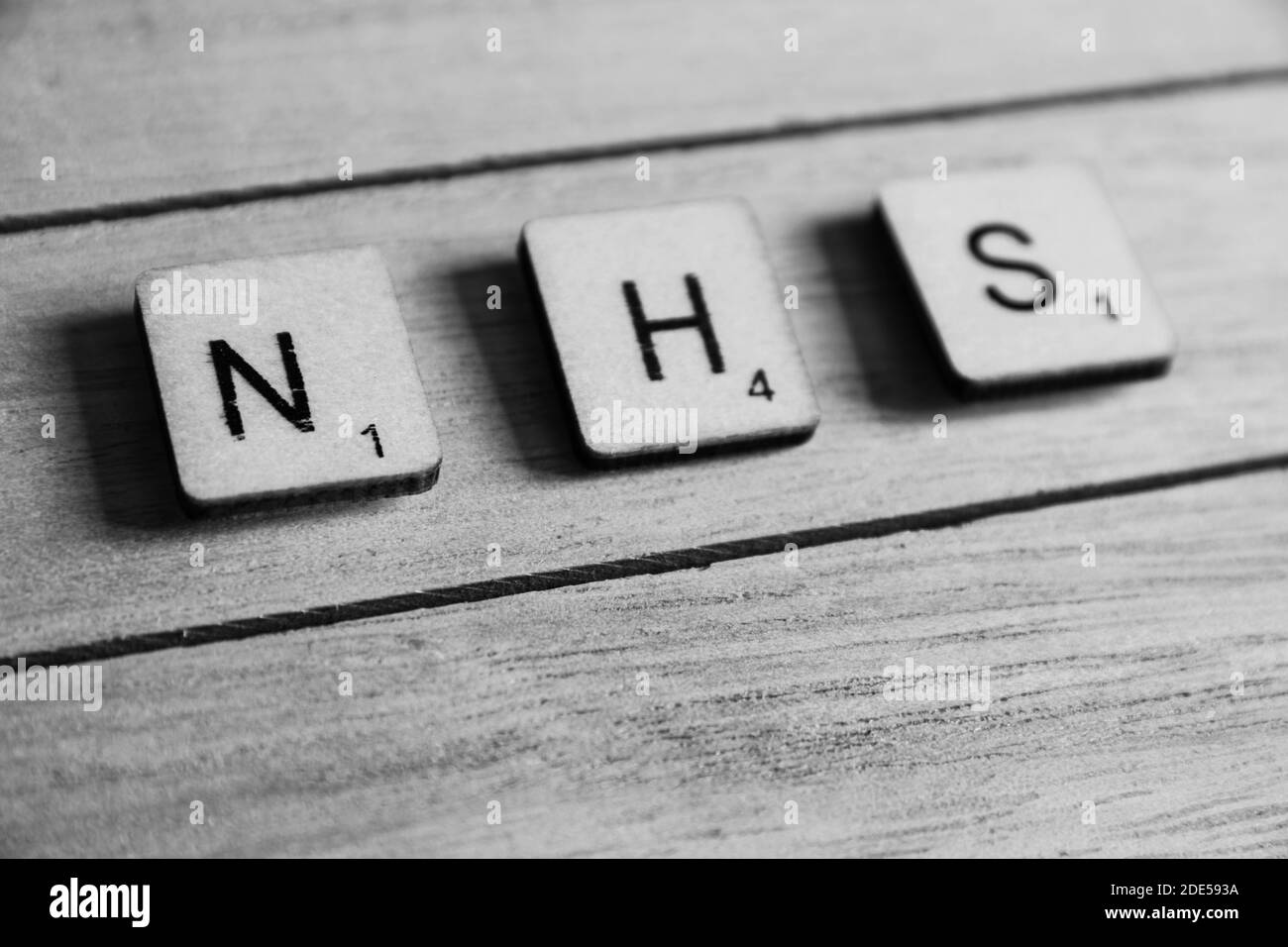 Vecchi cubi in legno vintage con lettere che ortografia NHS. British National Health Service. Aggrapparsi per le carriere che stanno carriere per i pazienti Foto Stock
