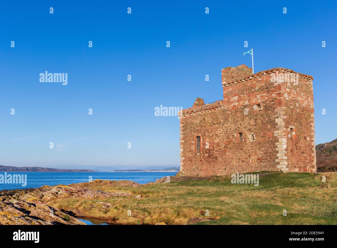 Resti del castello di Portencross sul Firth of Clyde, Ayrshire, Scozia, Regno Unito Foto Stock