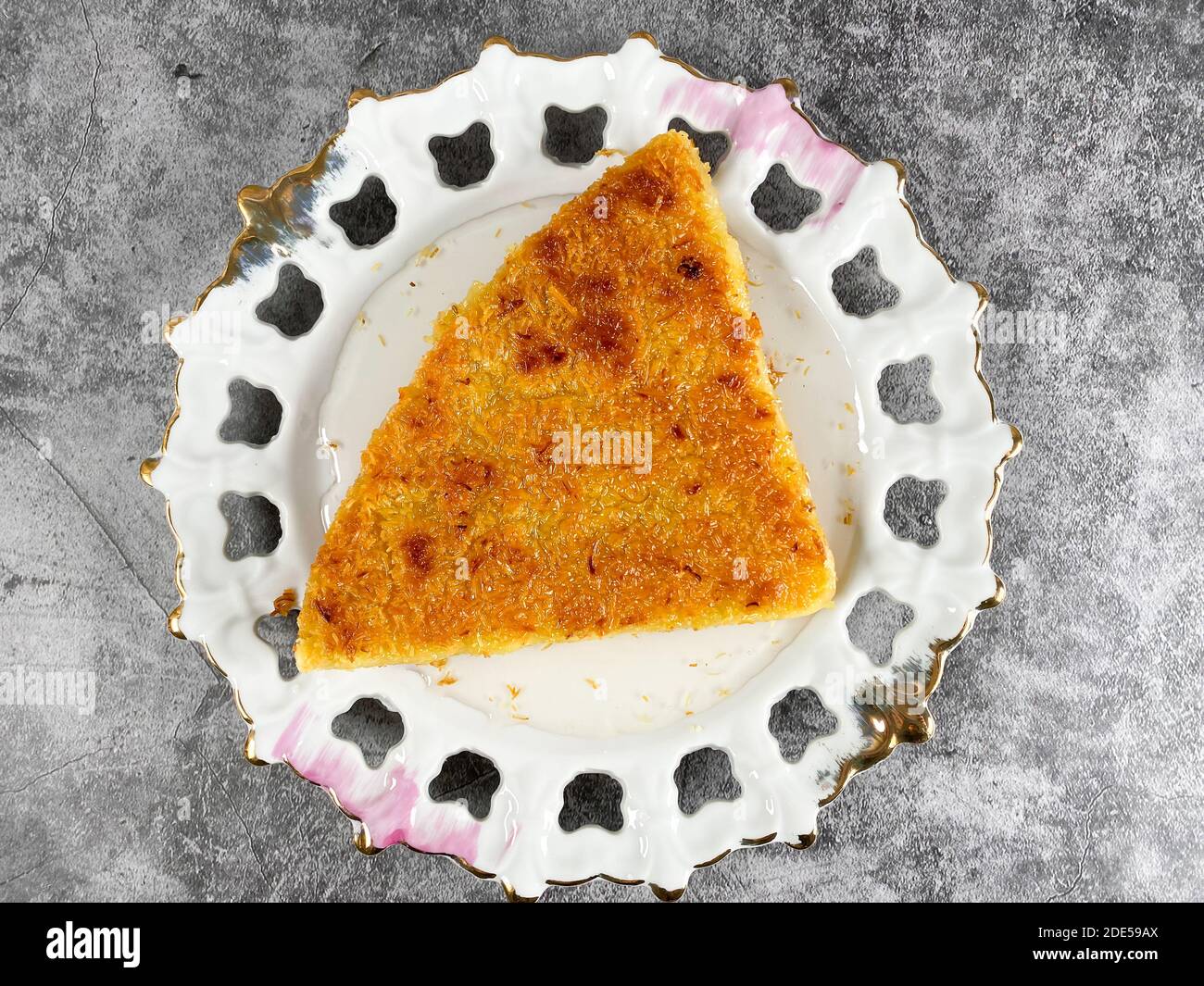 Kunefe dessert turco, kunafa, kadayif con polvere di pistacchio e formaggio, servito caldo, molto dolce. Foto Stock