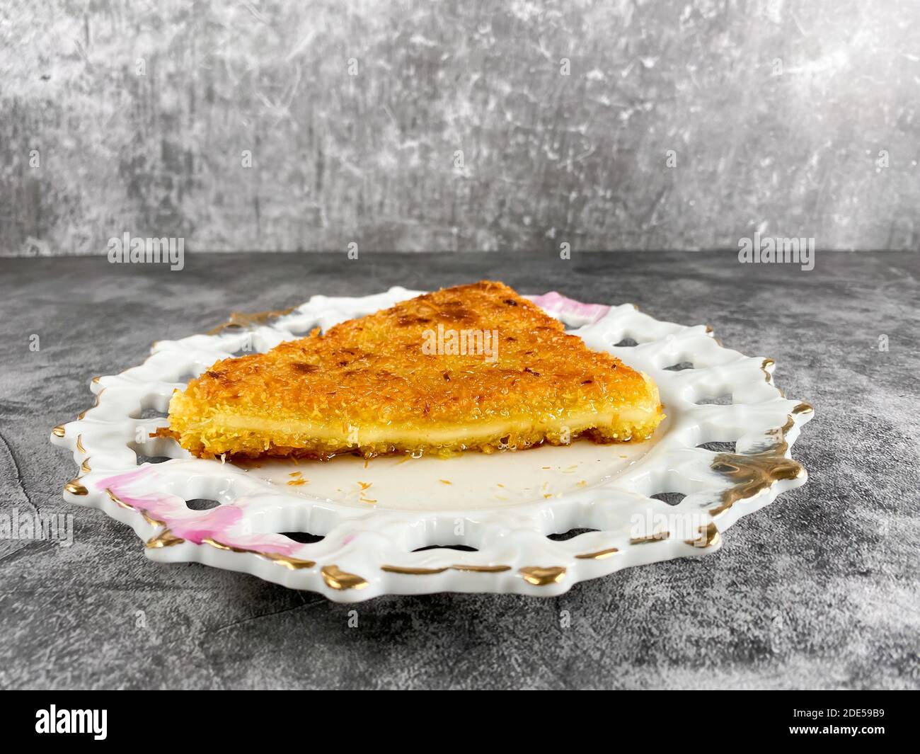 Kunefe dessert turco, kunafa, kadayif con polvere di pistacchio e formaggio, servito caldo, molto dolce. Foto Stock