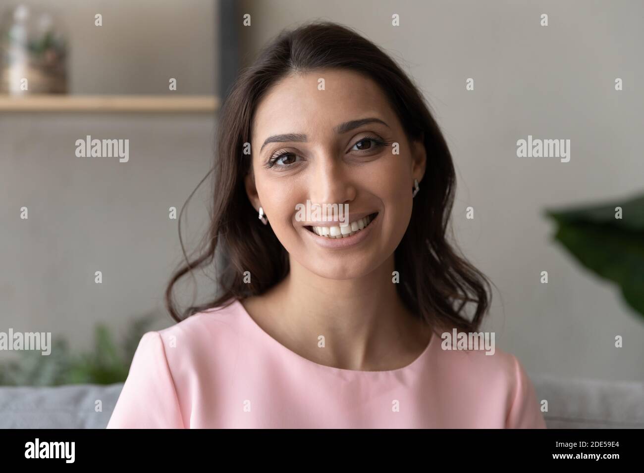 Ritratto di una giovane bella donna di razza mista felice. Foto Stock