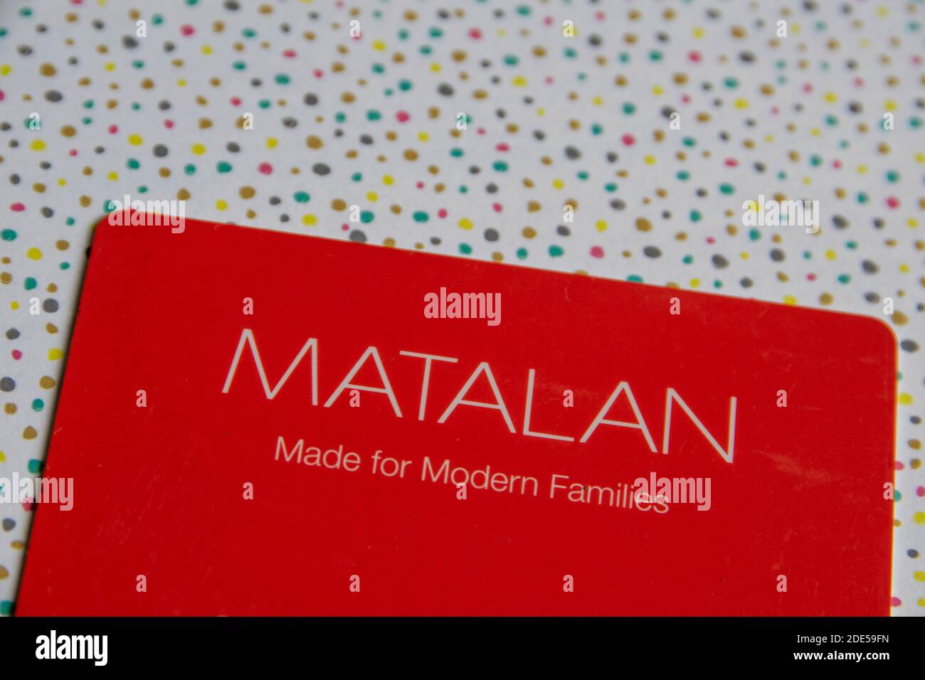 Durham, Regno Unito - 28 maggio 2020: Una tessera Matalan su sfondo isolato con spazio per il testo della copia. Matalan è un economico amichevole di moda inglese An Foto Stock