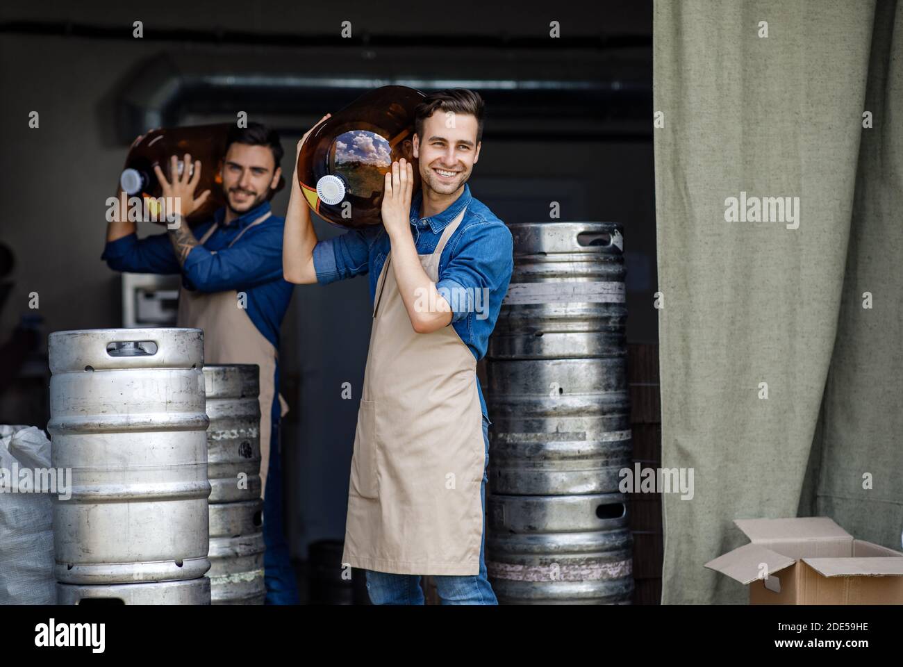 Giornata lavorativa in magazzino e dipendenti della fabbrica di birra Foto Stock