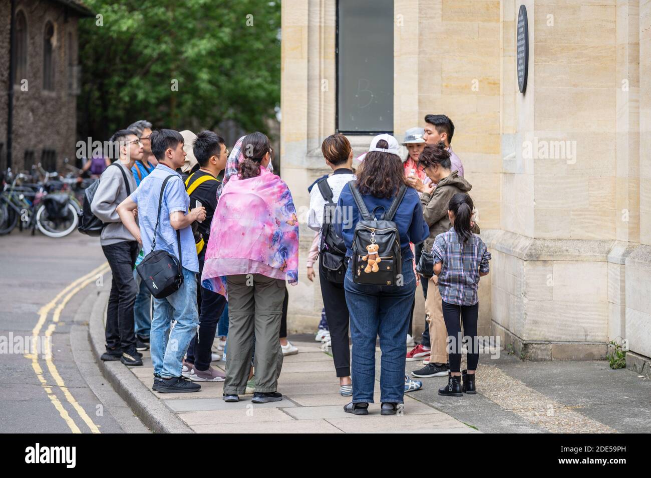 Cambridge, Regno Unito, 1 agosto 2019. La guida racconta ai turisti il laboratorio di Cavendish dell'Università di Cambridge Foto Stock