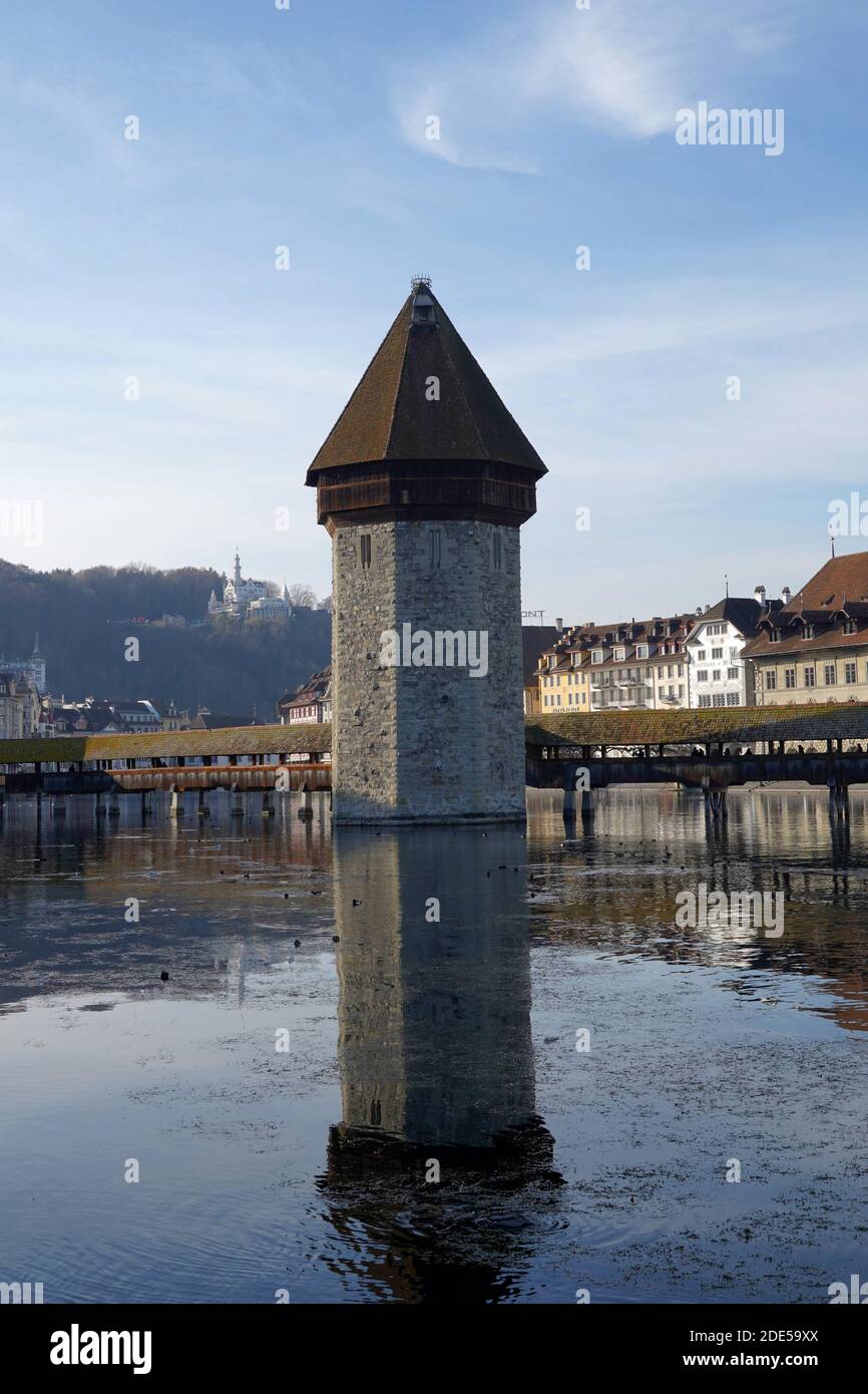 Torre dell'acqua a Lucerna in Svizzera, nel mezzo del ponte Kapell. Un edificio storico e un punto di riferimento della città che attrae i turisti. Foto Stock