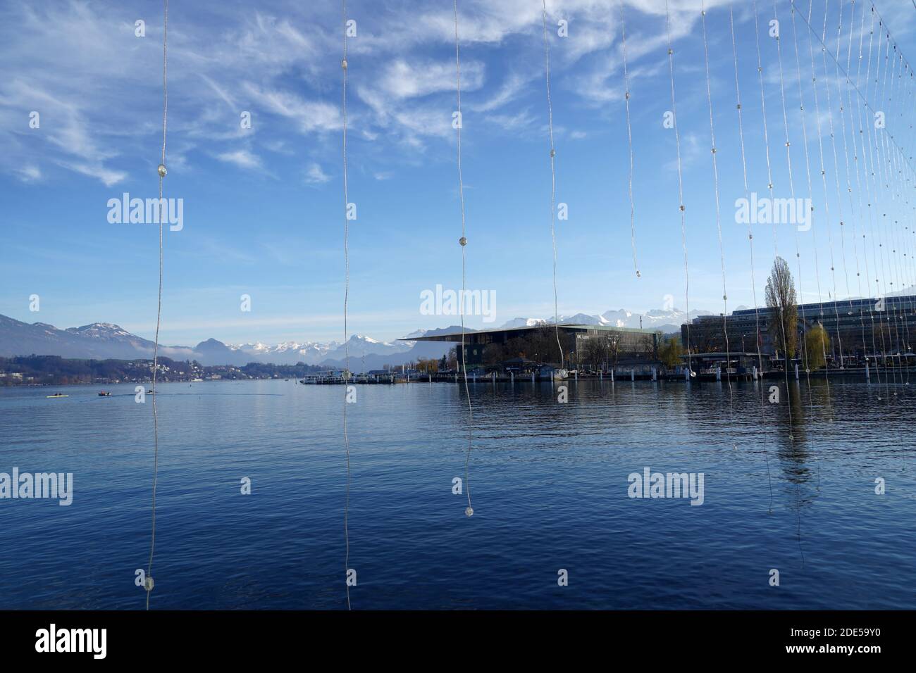 Lago di Lucerna da dietro decorazione di Natale, luci sospese sulle strade. Sulla destra si trova il Centro Congressi e Cultura e Museo d'Arte. Foto Stock