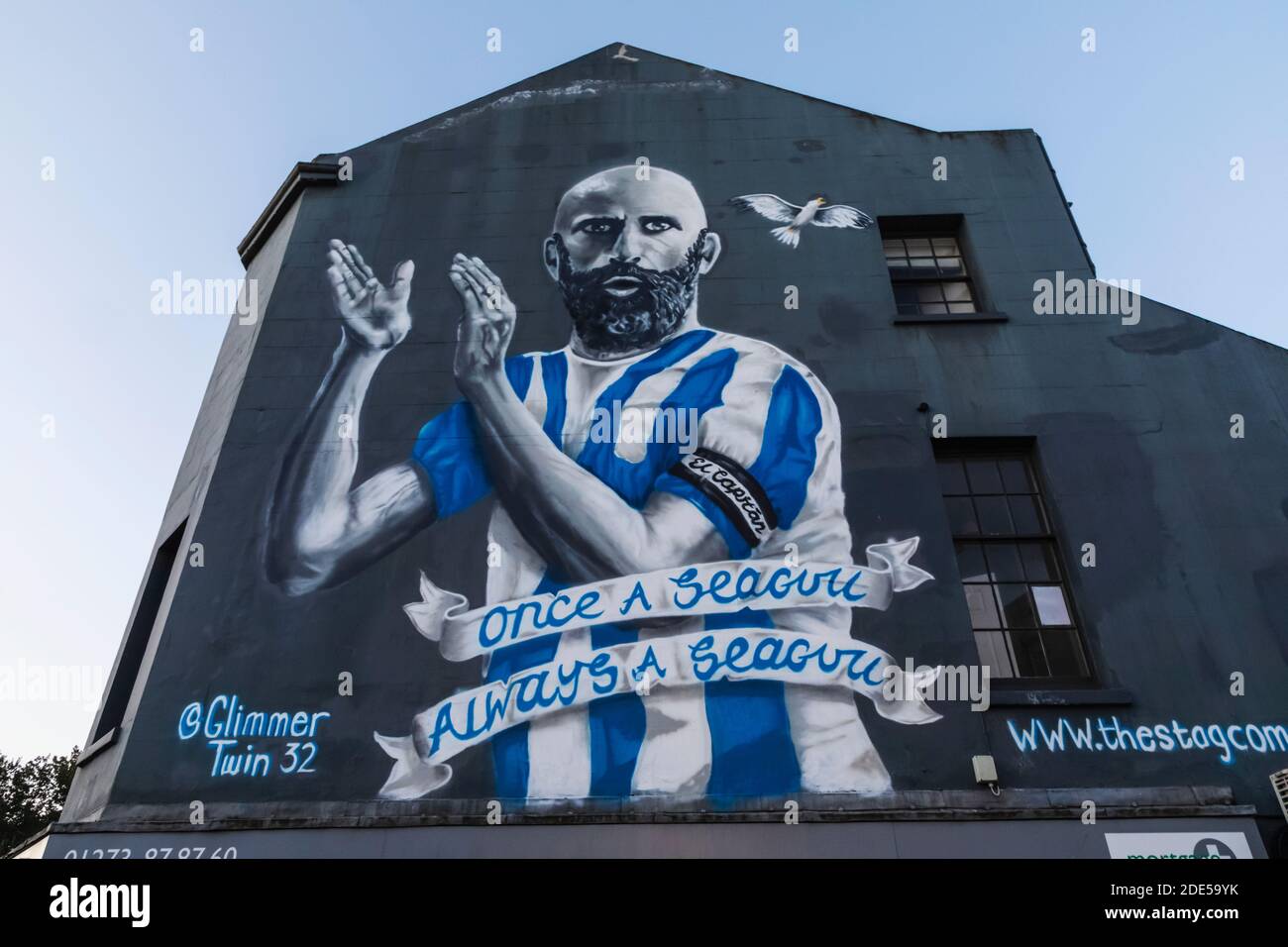 Inghilterra, East Sussex, Brighton, Wall Mural raffigurante il Capitano della squadra di calcio di Brighton Bruno Salter con il motto "Once a Seagull Always a Seagull" Foto Stock