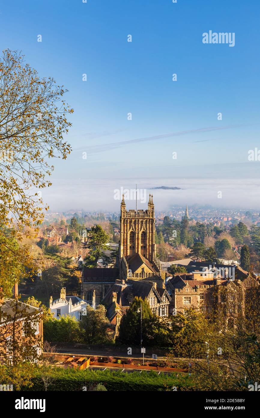Malvern Priory e la nebbia mattutina a Great Malvern dai 99 gradini dei Rose Bank Gardens in inverno, Worcestershire, Inghilterra Foto Stock