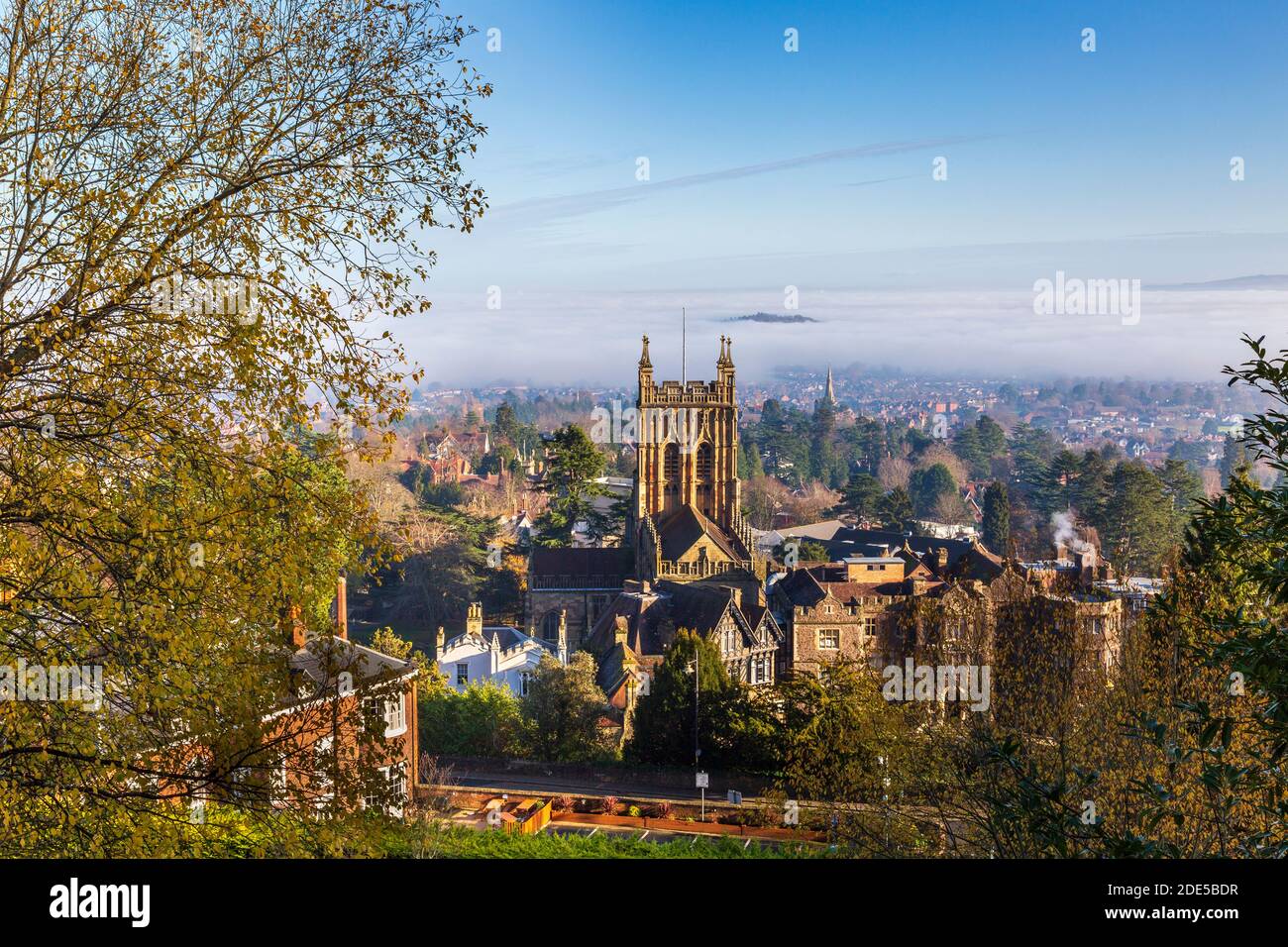 Malvern Priory e la nebbia mattutina a Great Malvern dai 99 gradini dei Rose Bank Gardens in inverno, Worcestershire, Inghilterra Foto Stock
