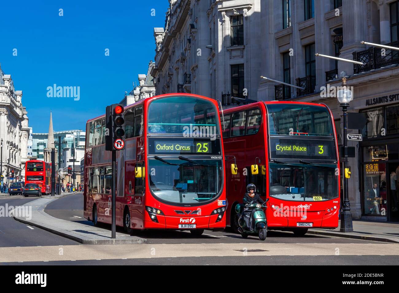 Londra, UK, 1 aprile 2012 : nuovo autobus rosso a due piani moderno Routemaster a New Oxford Street che fa parte dell'infrastruttura di trasporto pubblico delle città Foto Stock