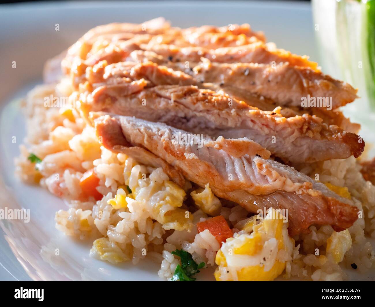 Cibo tailandese, riso fritto con pollo. Profondità di campo molto bassa. Foto Stock