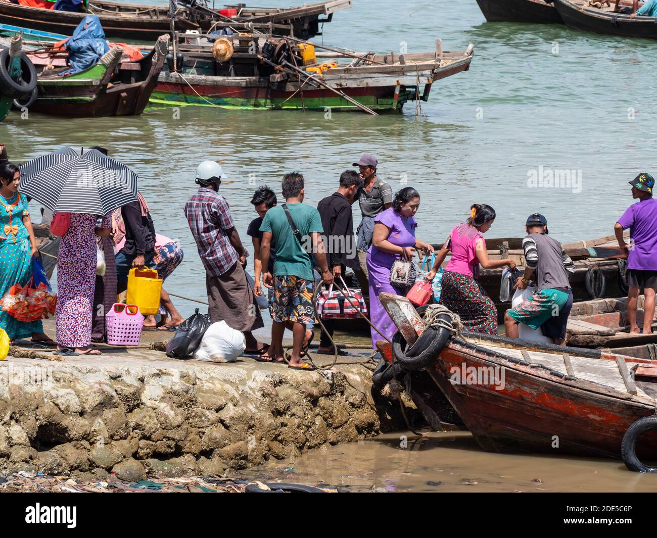 I passeggeri saliscono a bordo di un traghetto per attraversare lo stretto tra la città di Myeik e l'isola di Pahtaw Pahtet, nel Myanmar meridionale, nella regione di Tanintharyi. Il molo i Foto Stock