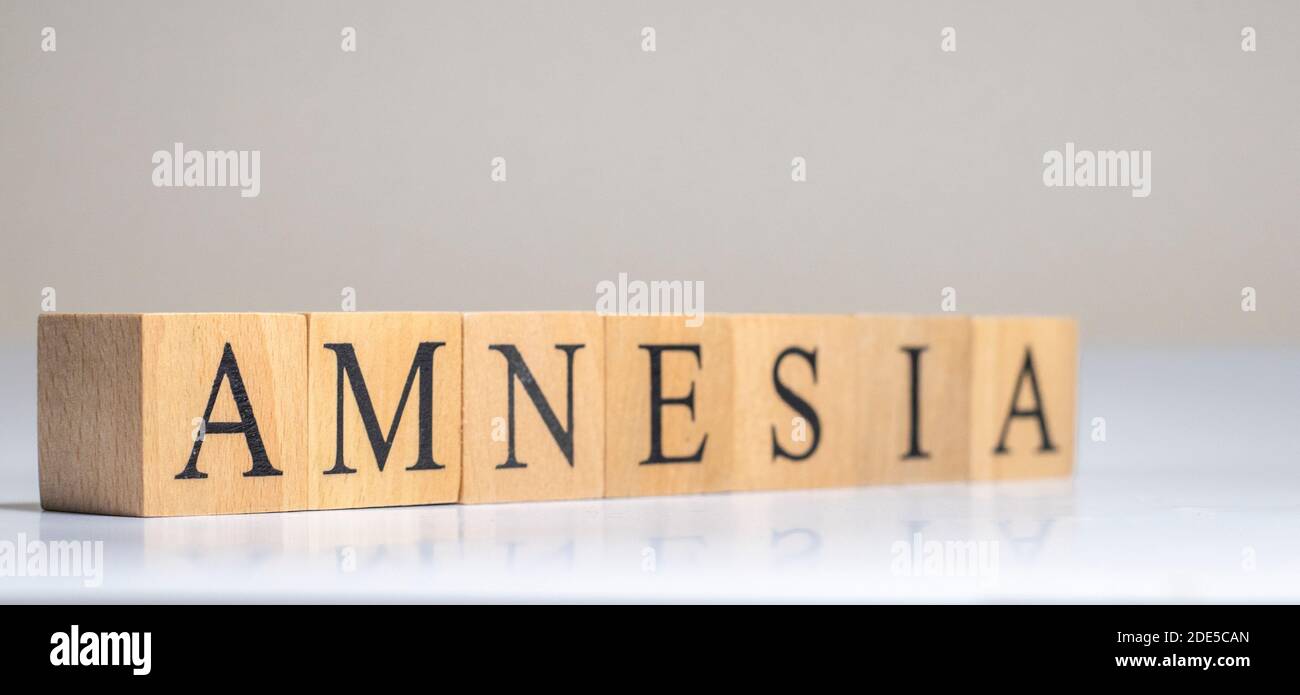 amnesia parola scritta su blocco di legno. amnesia testo su tavola, Foto Stock