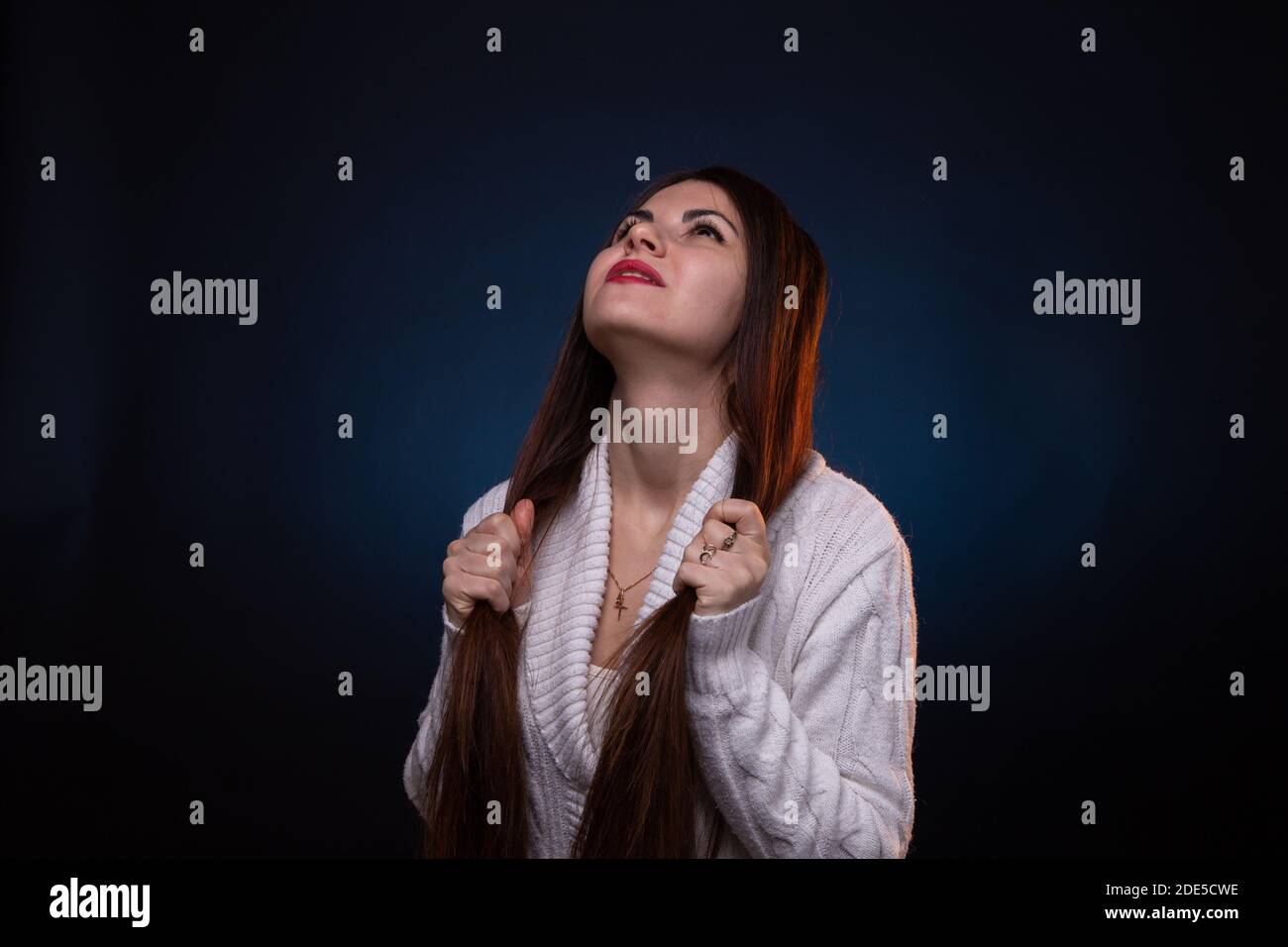 Immagine di una giovane bruna con capelli lunghi e labbra rosse Foto Stock