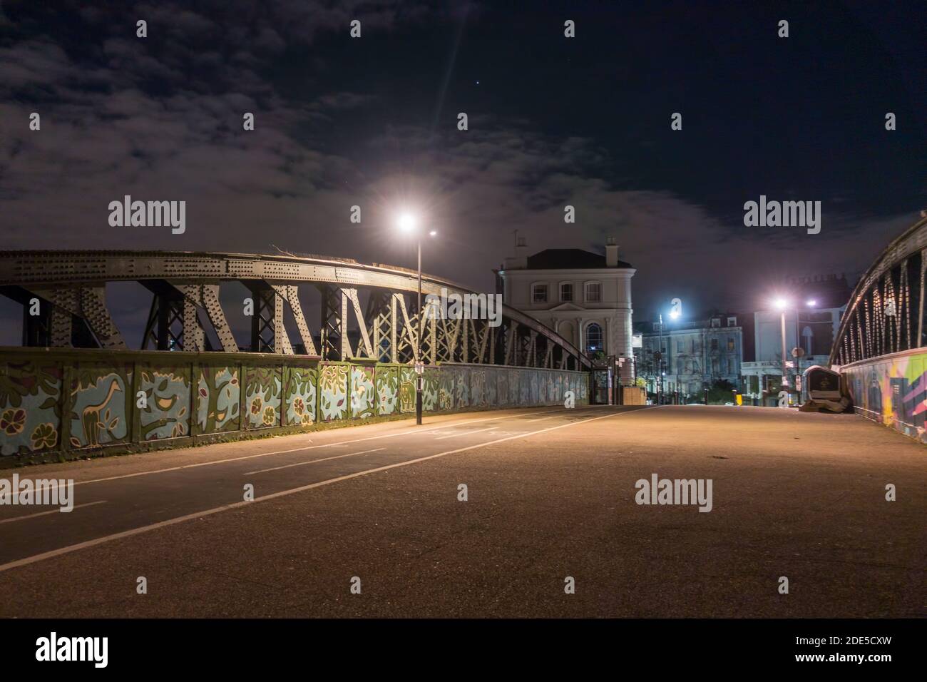 Una scena notturna al ponte di Primrose Hill a Londra, Inghilterra Foto Stock