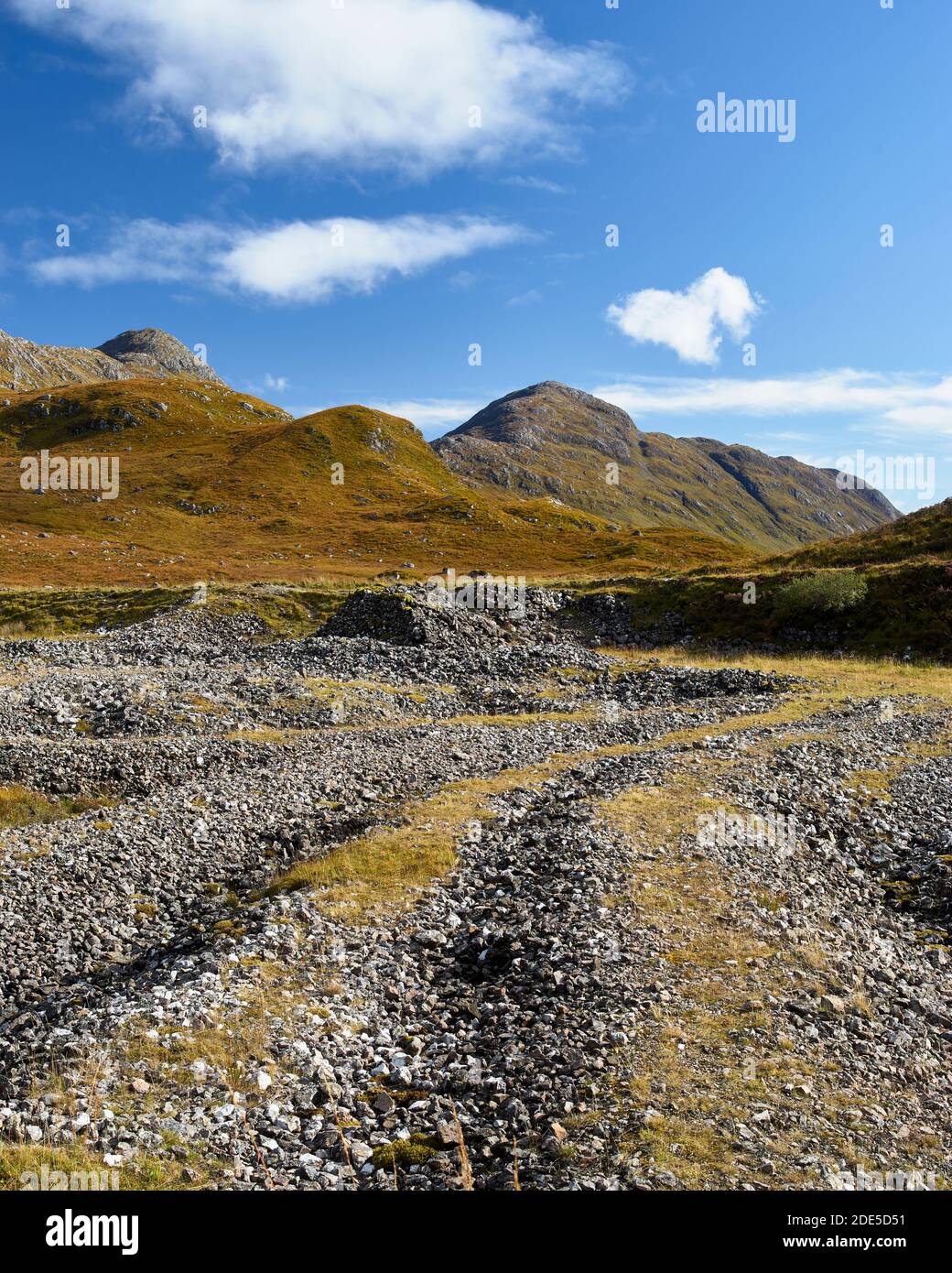 I punti di scarico alla miniera di piombo di Donald Strontian Fee e vista a Sgurr na h-Ighhinn e Sgurr a Chaorainn, Ardgour, Lochaber, Highland, Scozia. Foto Stock