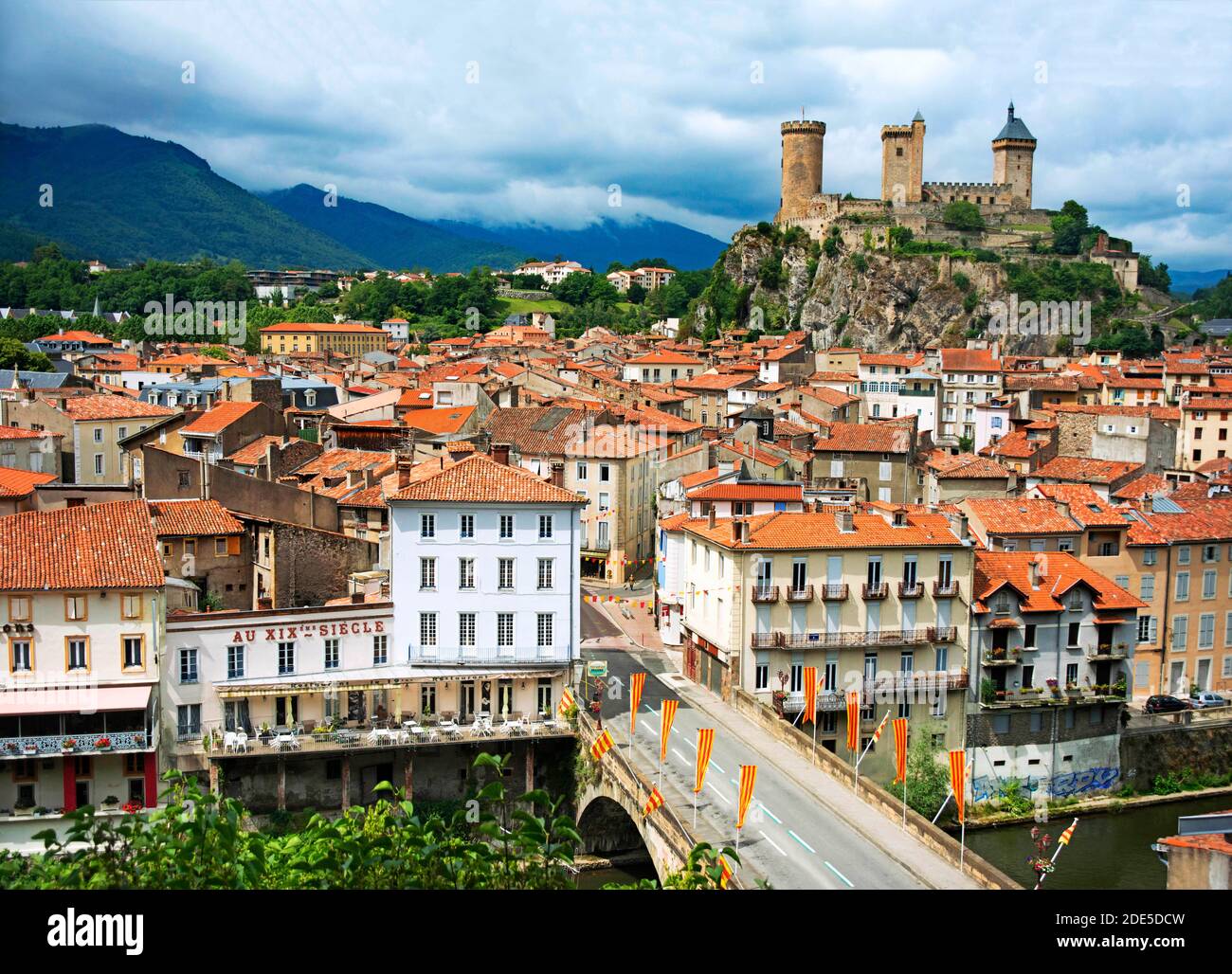 Ariège fiume e castello nel villaggio di Foix, Midi-Pirenei, Pirenei, dipartimento di Ariege, Francia, Europa. Case con tetti in tegole rosse. Foto Stock