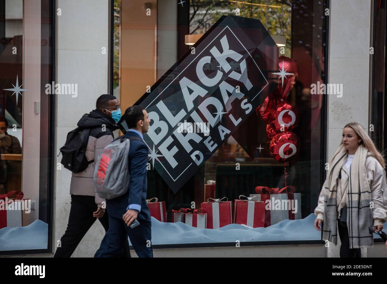 Gli amanti dello shopping tra le strade del West End di Londra decorate con il Natale durante l'ultimo fine settimana di Coronavirus Lockdown 2, Londra, Inghilterra, Regno Unito Foto Stock
