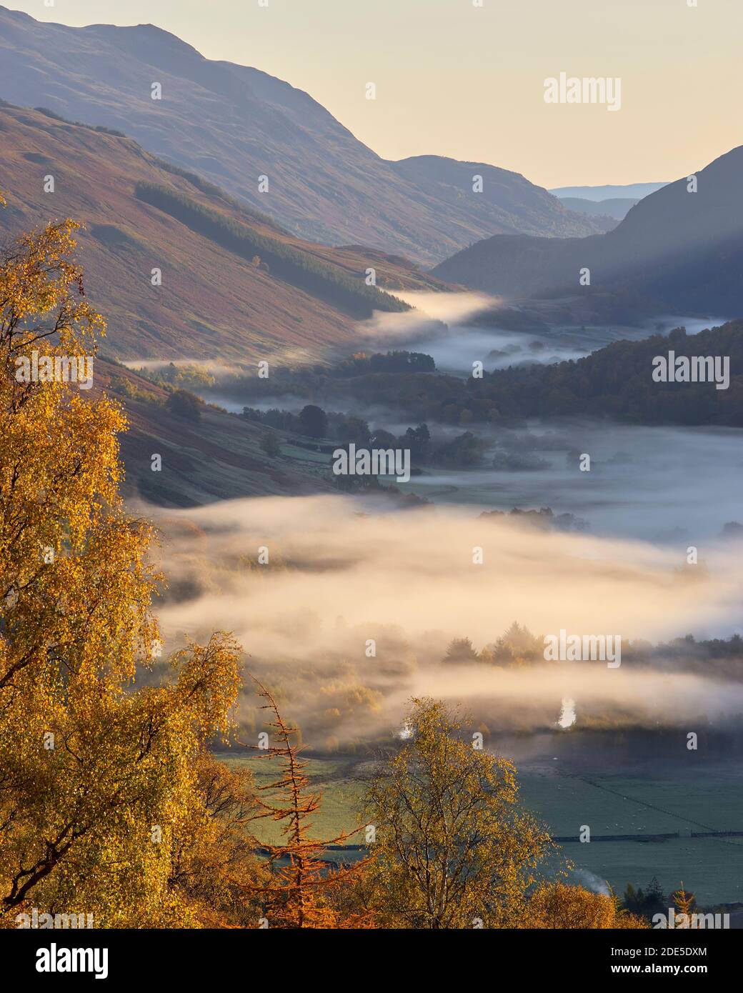 Glen Lione e la nebbia autunnale, Perth e Kinross, Scozia. Foto Stock